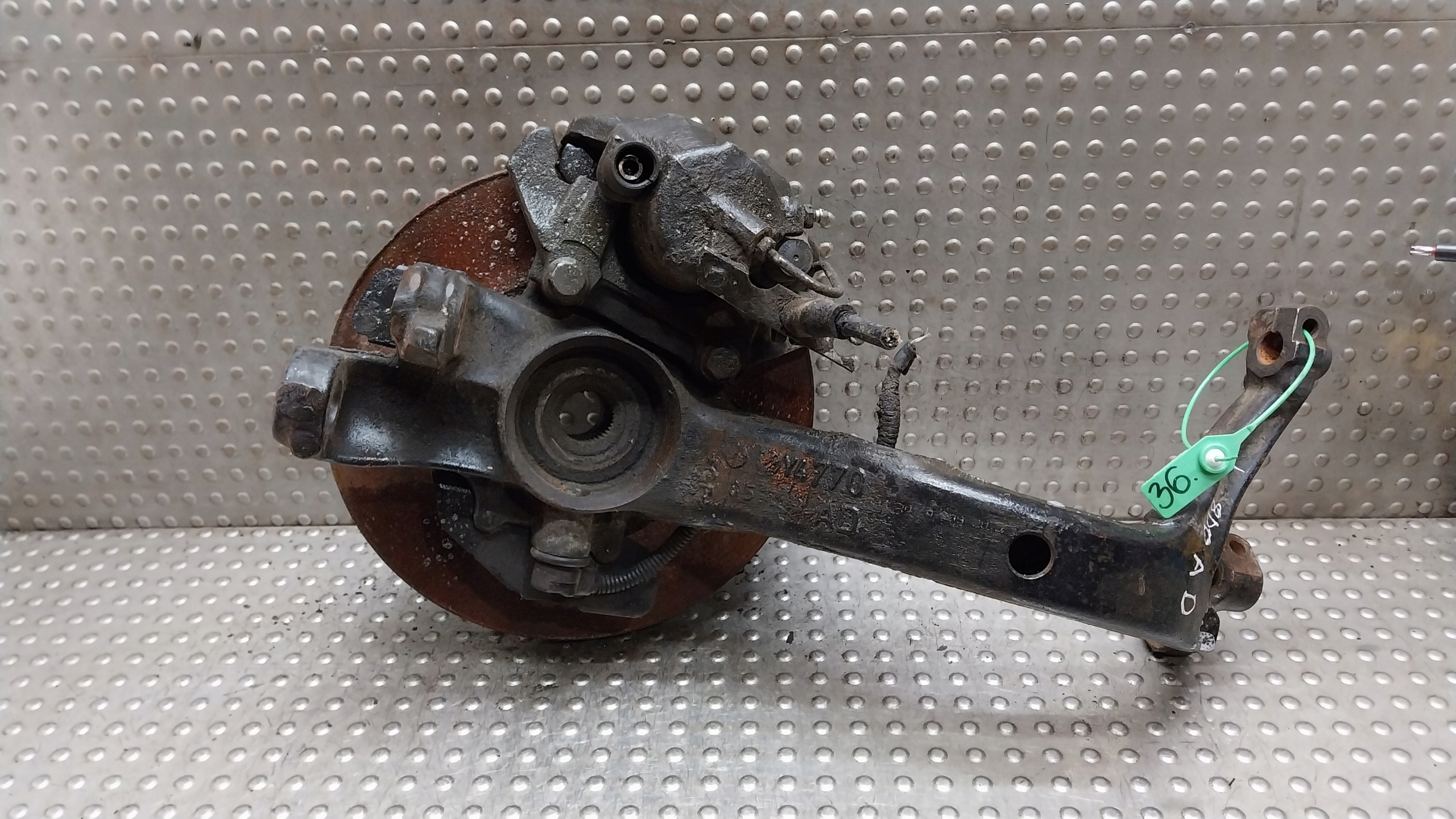 otoč čepu levá předek třmen 8D0407257AD VW PASSAT B5 1.9D