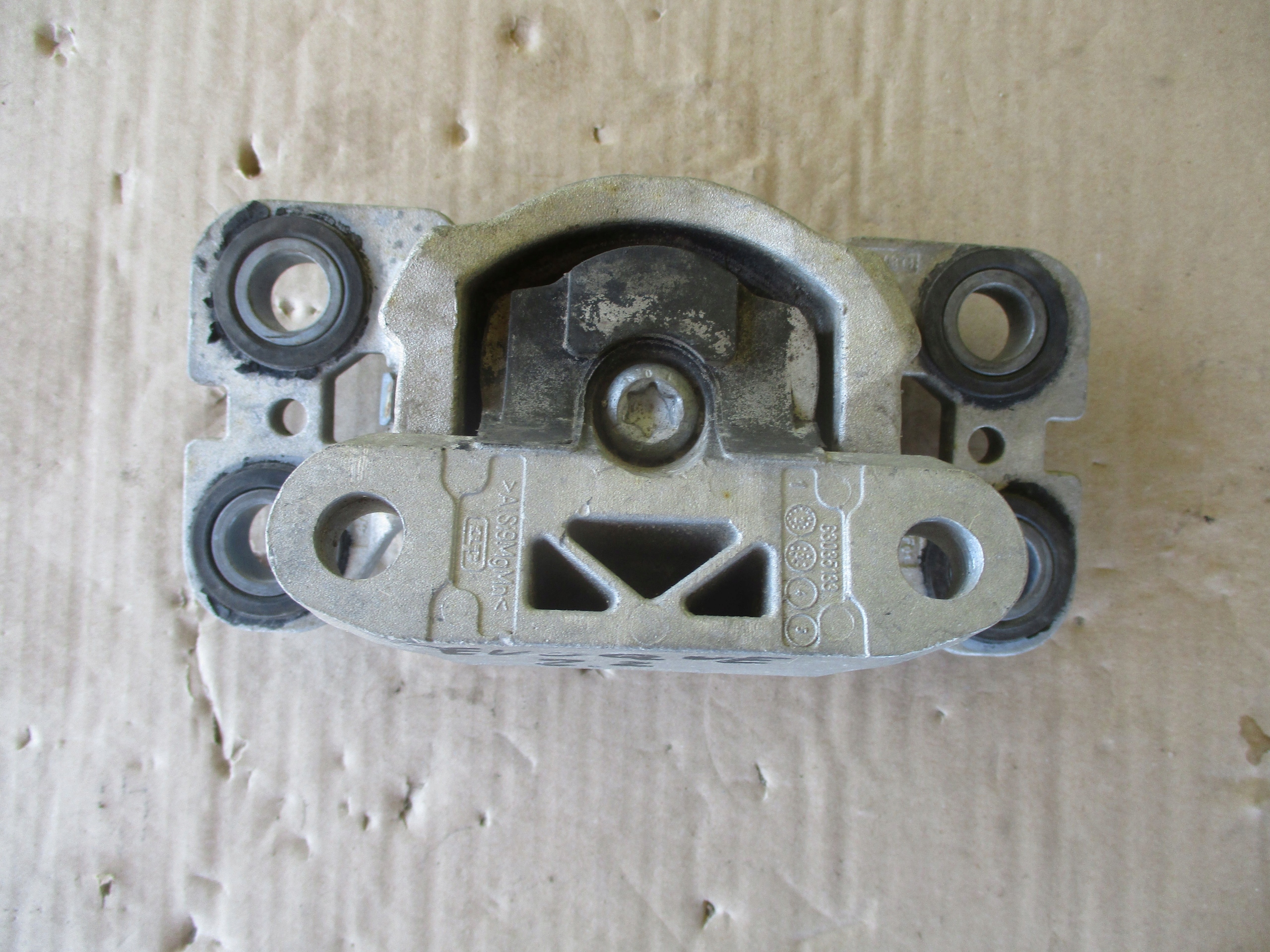 лапа Двигателя BJ32-7M121-AC Range Rover Evoque