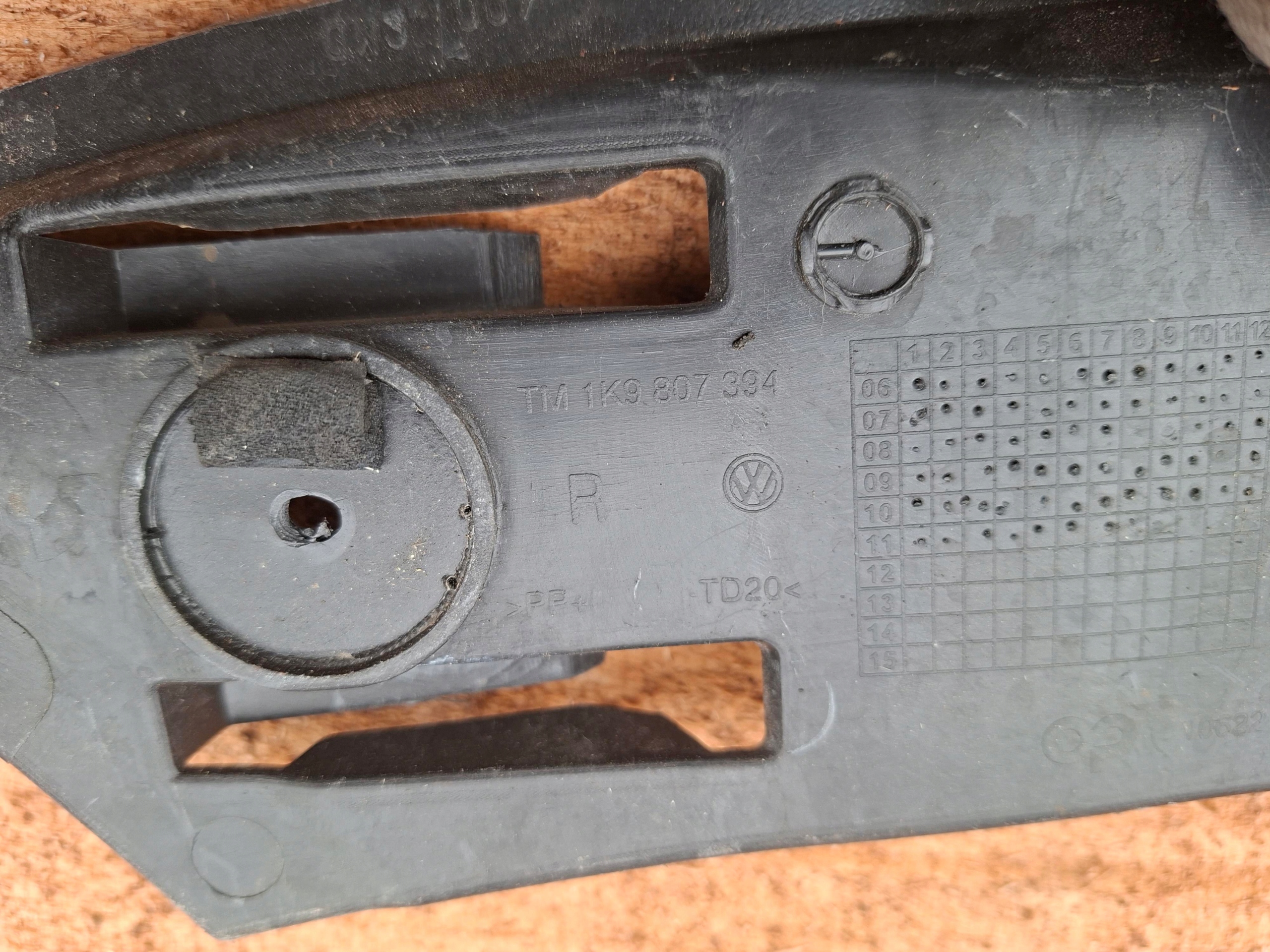 bumper bracket right rear part VOLKSWAGEN VW GOLF VI 1k9807394