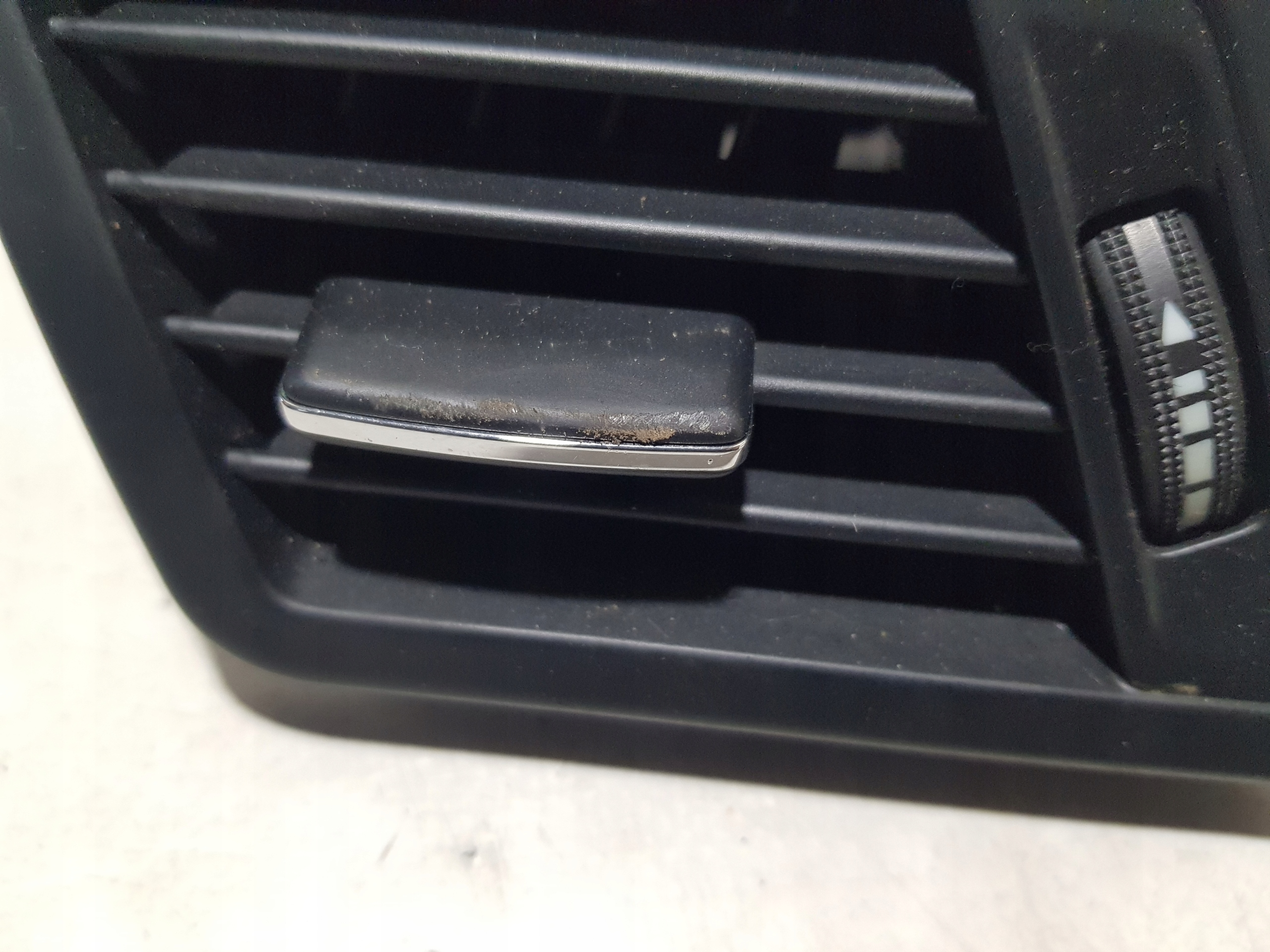 left grid KRATKI air conditioning devices MERCEDES W207 2078300154