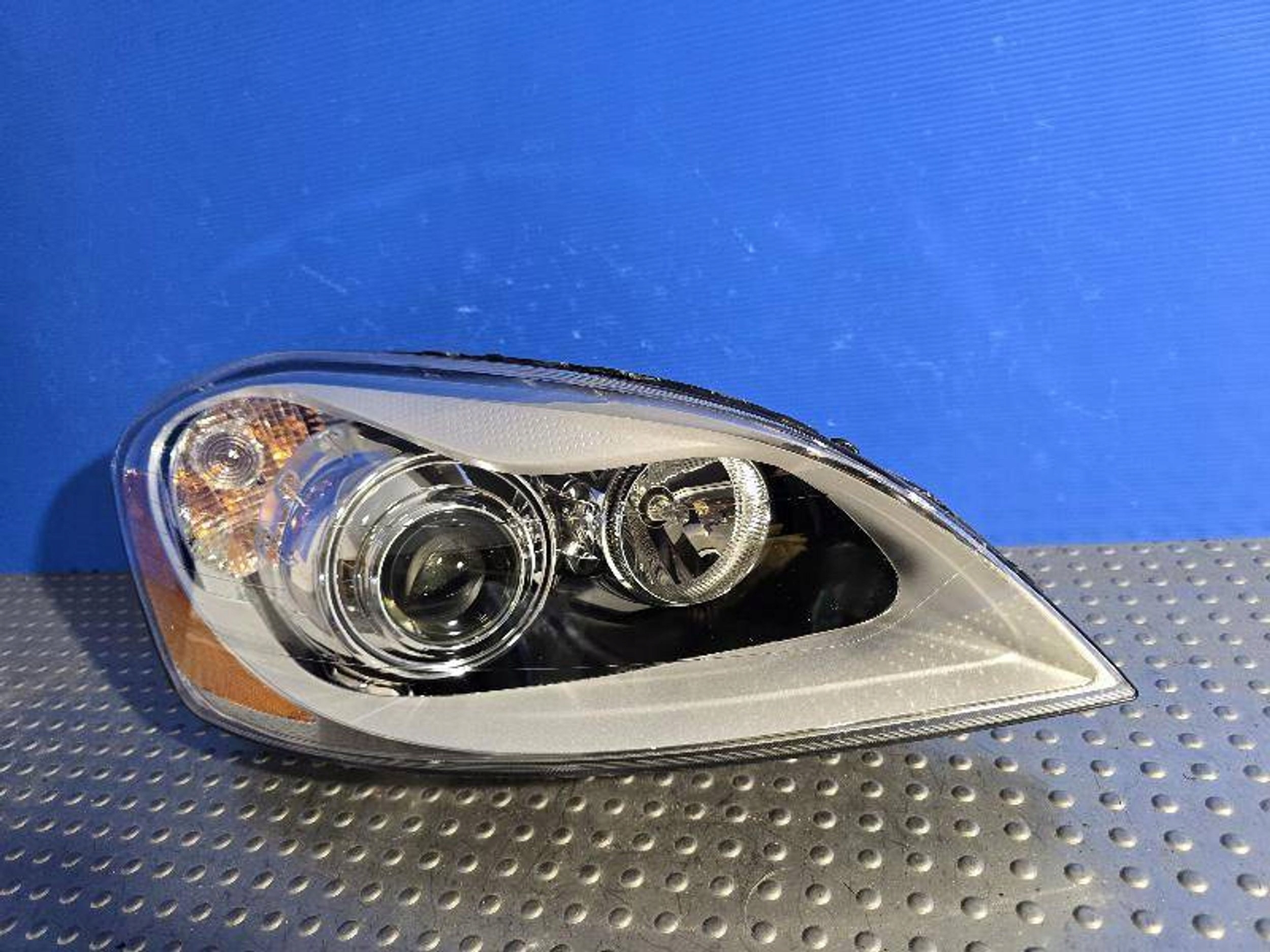 Volvo XC60 and 09-13 XENON 30763136 light front front right