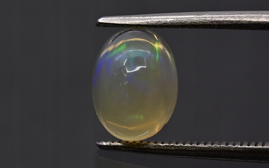 Opál z Etiopie kabošon ovál 8x6 mm