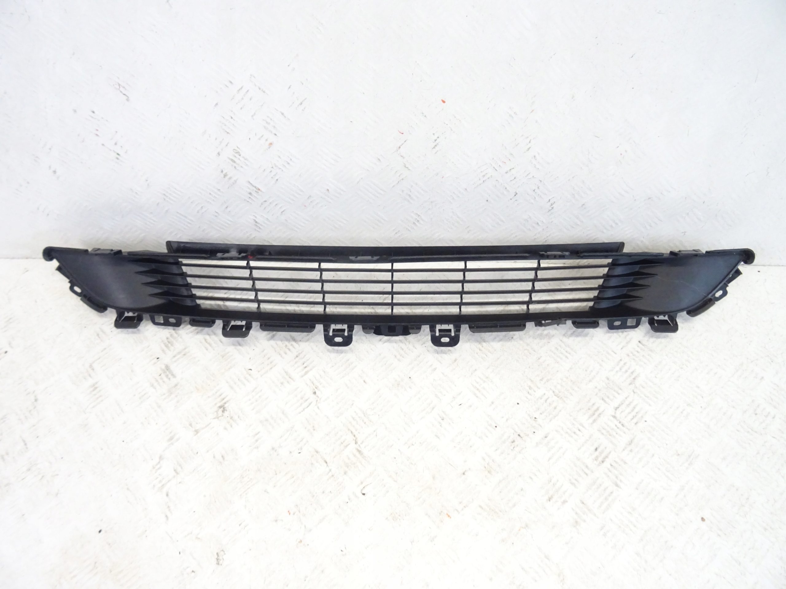 grid of a bumper front front central TESLA MODEL Y 149375900A
