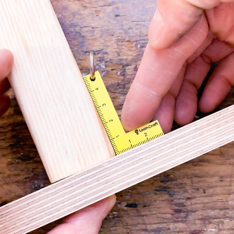 

Kątownik tworzywowy brelok – KONKO-1