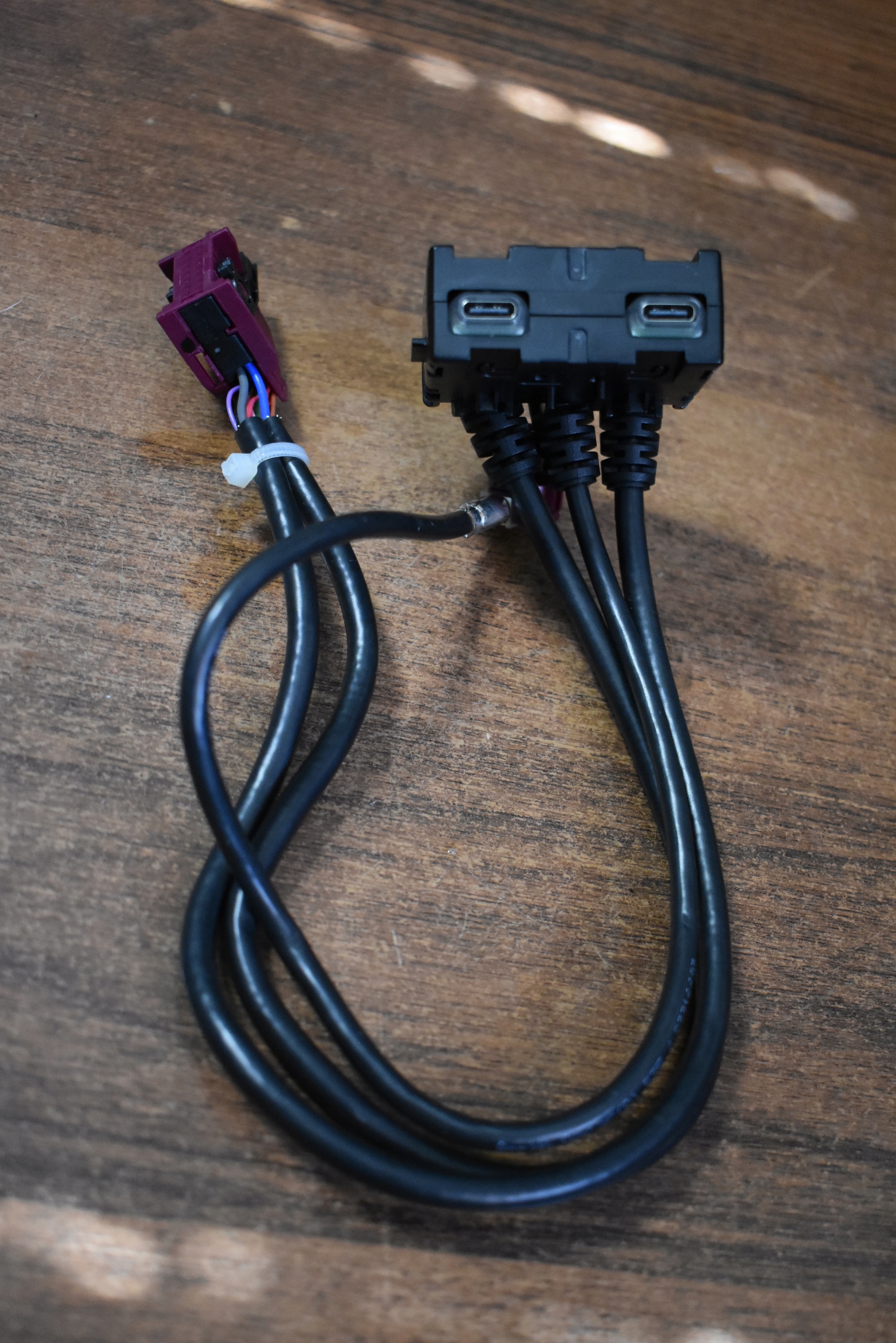 IDEALNY ZLACZE PORT USB USB-C CABLAGGIO MERCEDES 1
