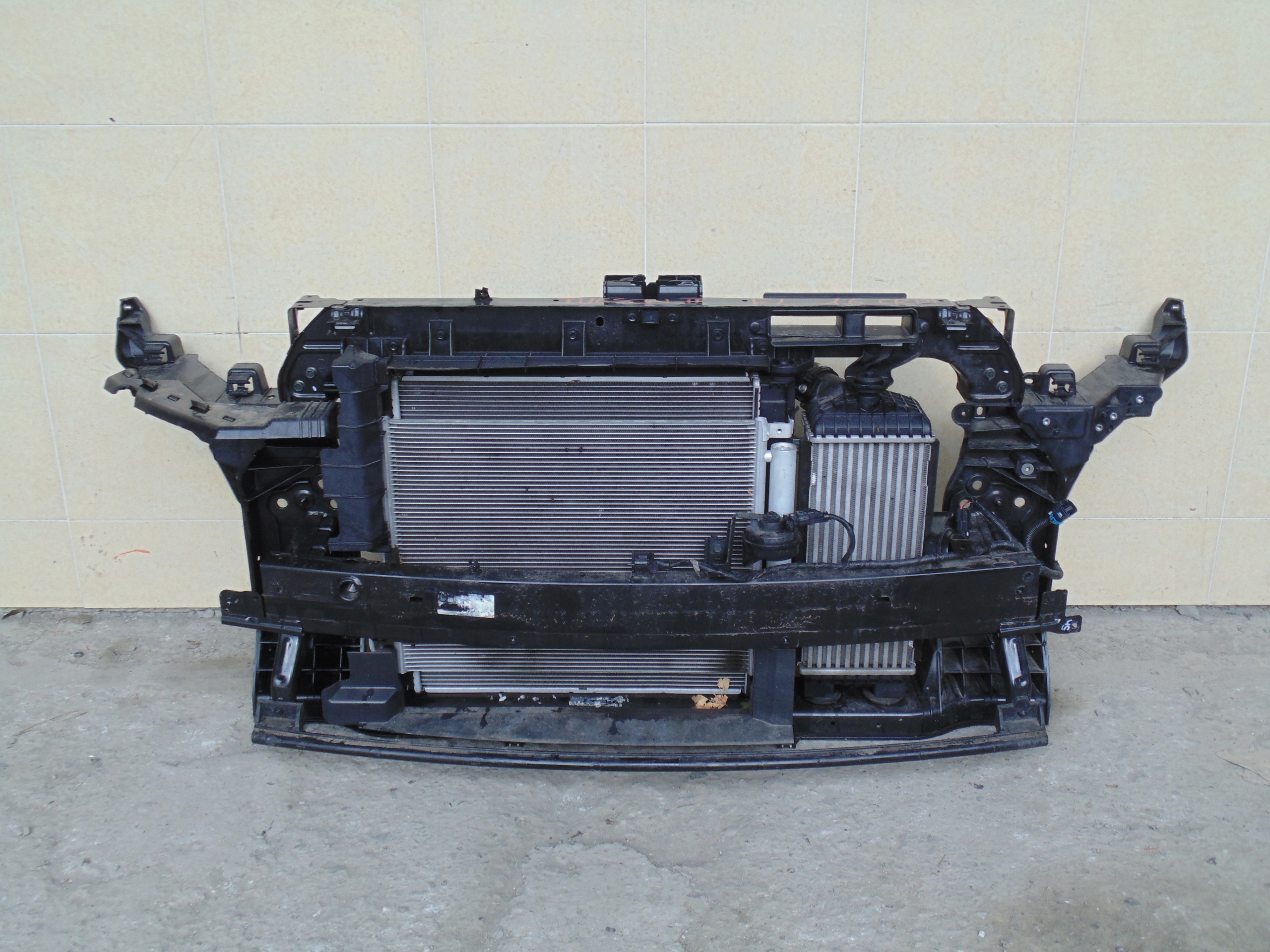 PAS PRZEDNI CHŁODNICE HYUNDAI TUCSON II LIFT 1.6 D