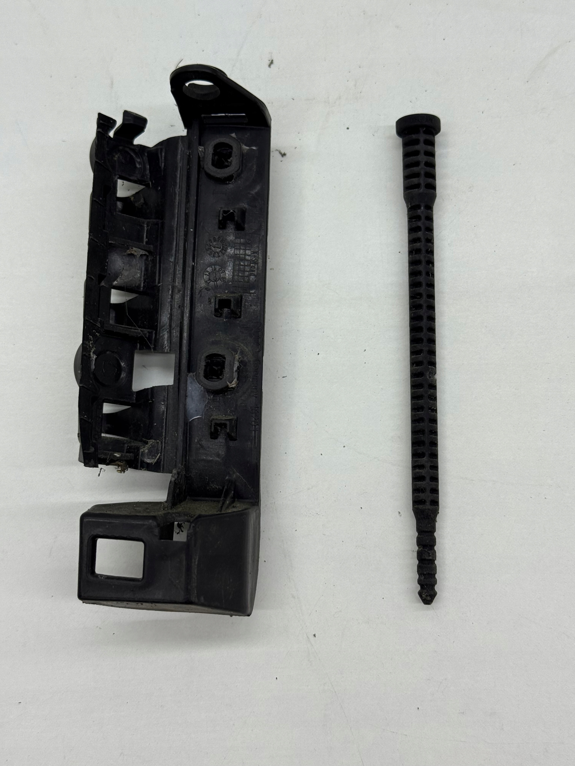 AUDI A6 C7 Berline uchywt Support plaque Support prowadnica Pare choc Droite Arrière