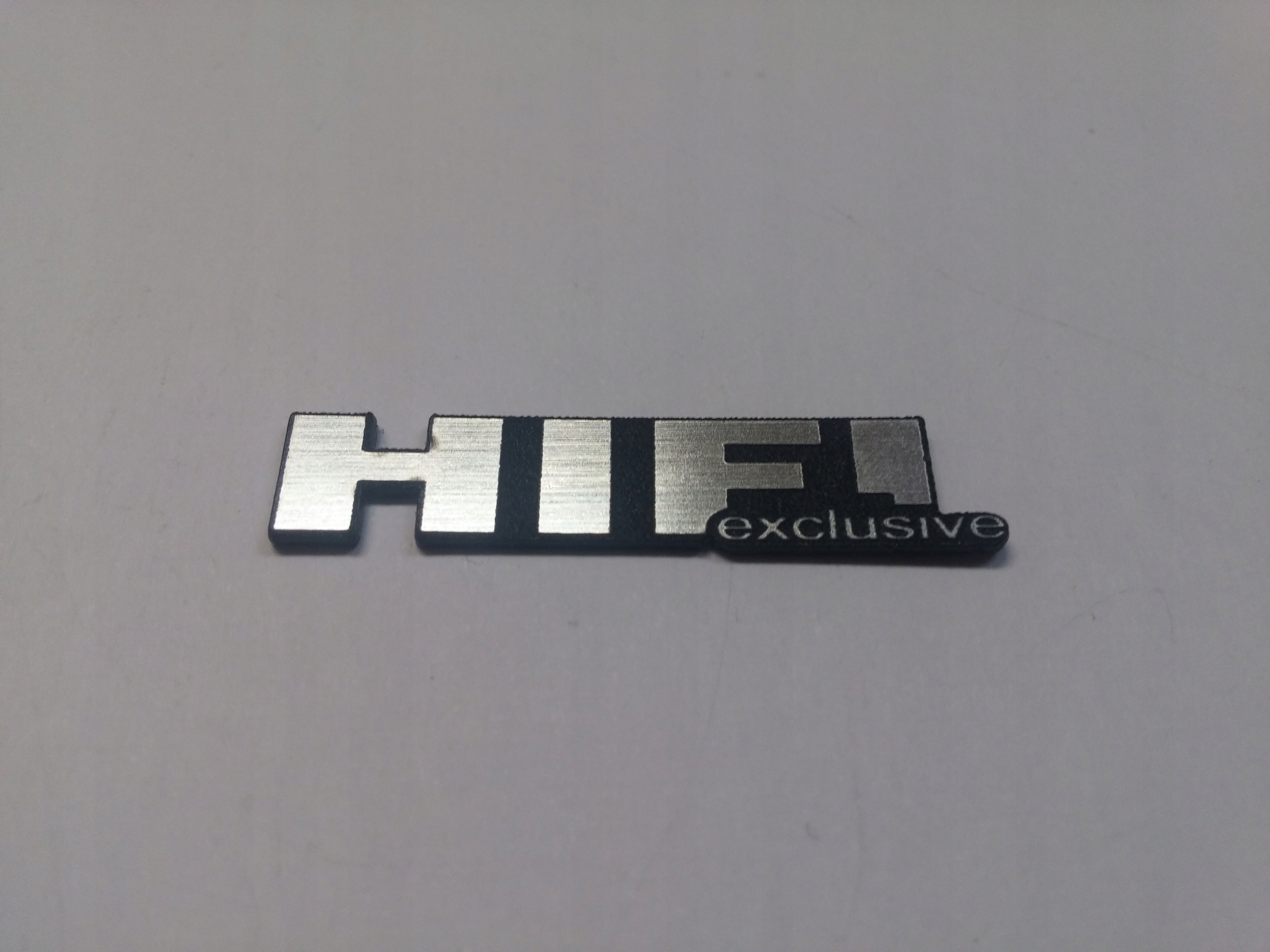 

Hifi Exclusive naklejka emblemat 36x7 mm*SREBRNA