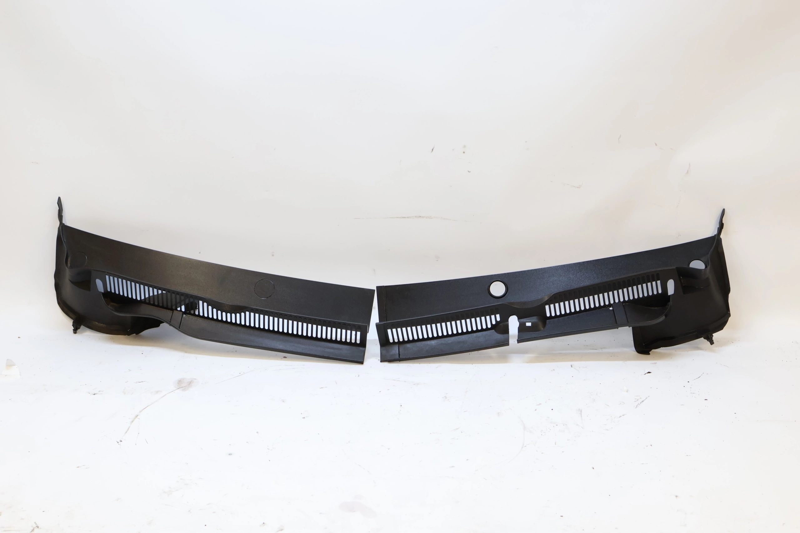 VW Touran 5TA podszybie 5TB819403D