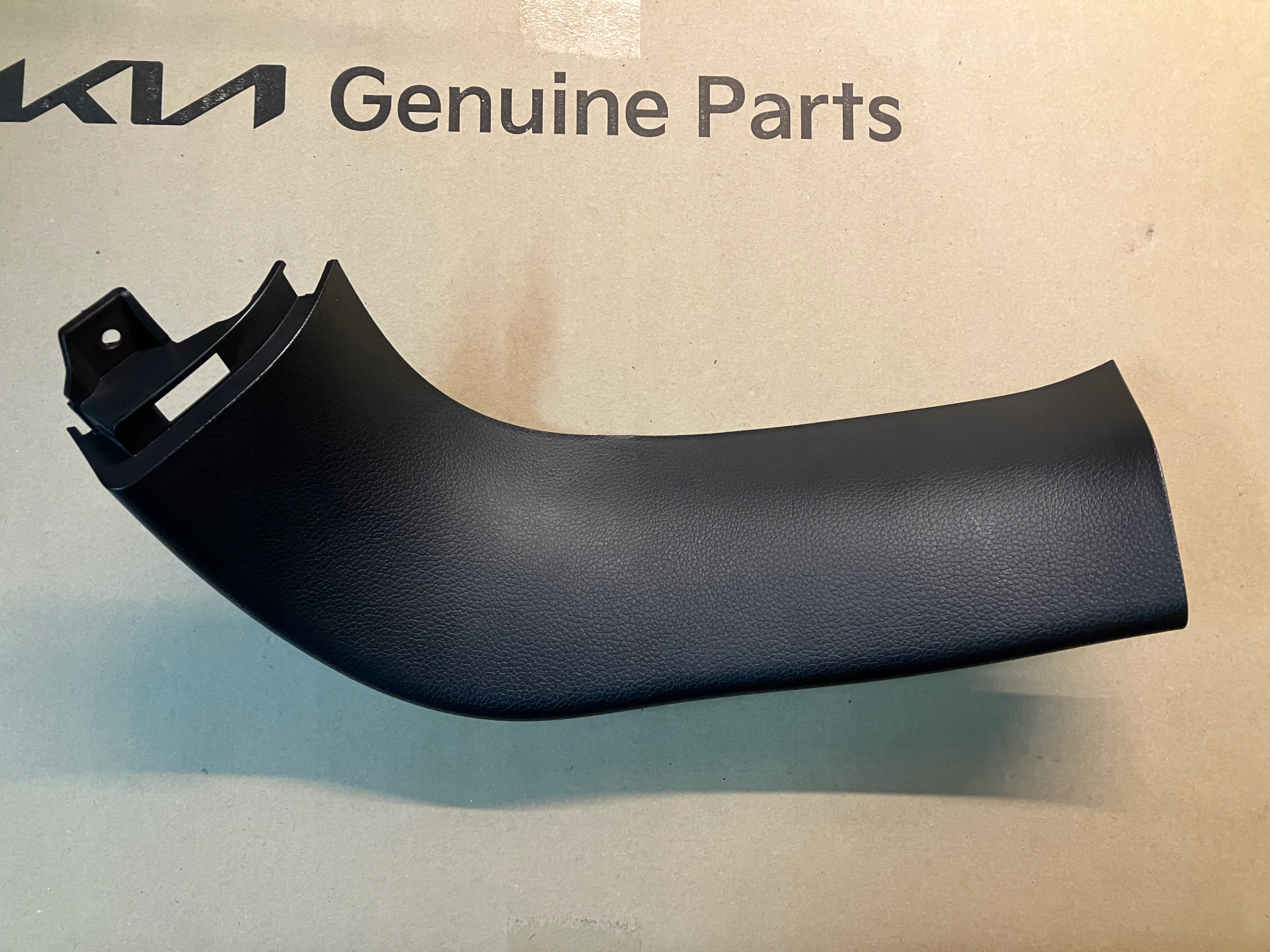 TAICERKA RAMY KLAPY BAGAŻNIKA KIA SPORTAGE SL 817403U000WK