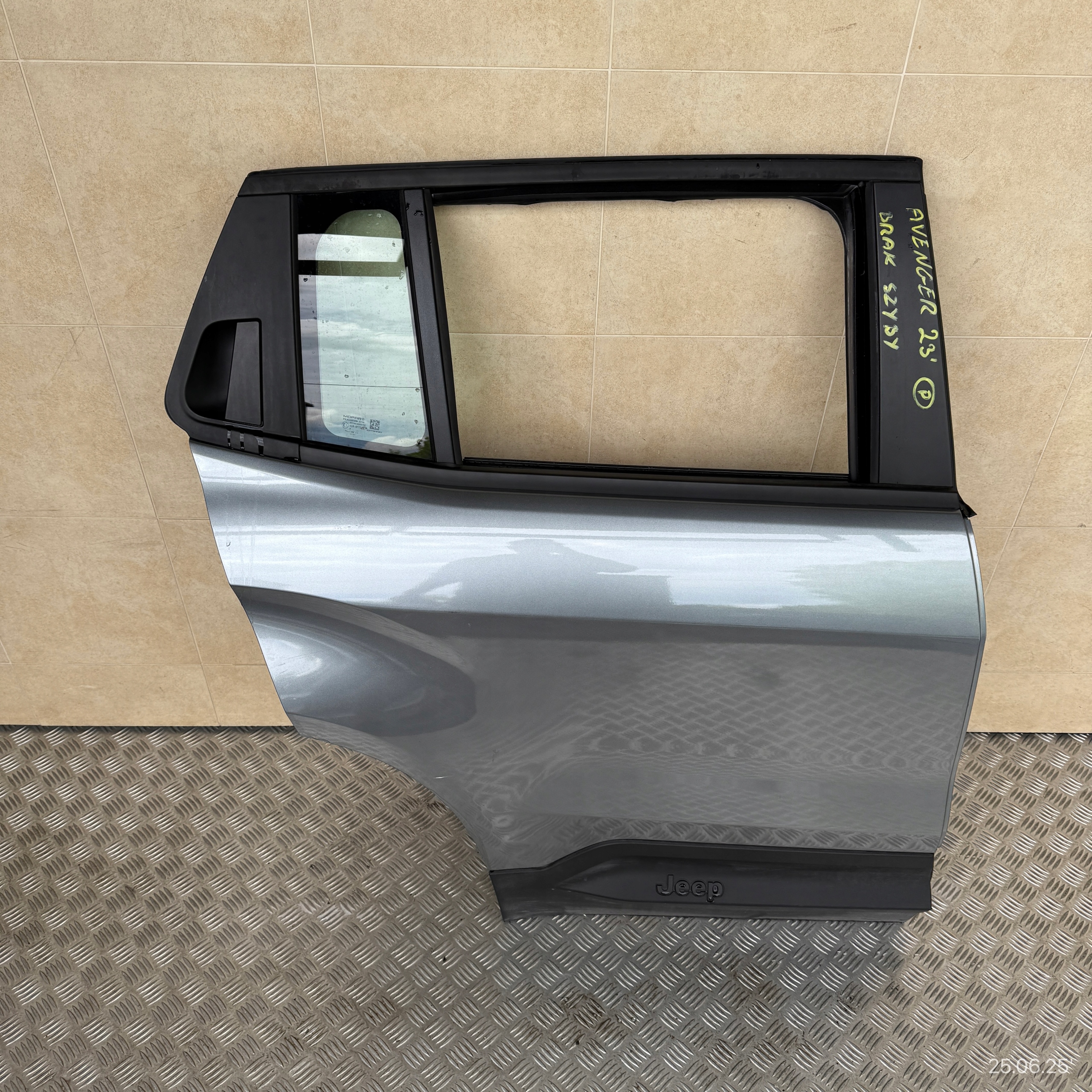 door complete rear. right JEEP AVENGER 2023 ROK does not have windows