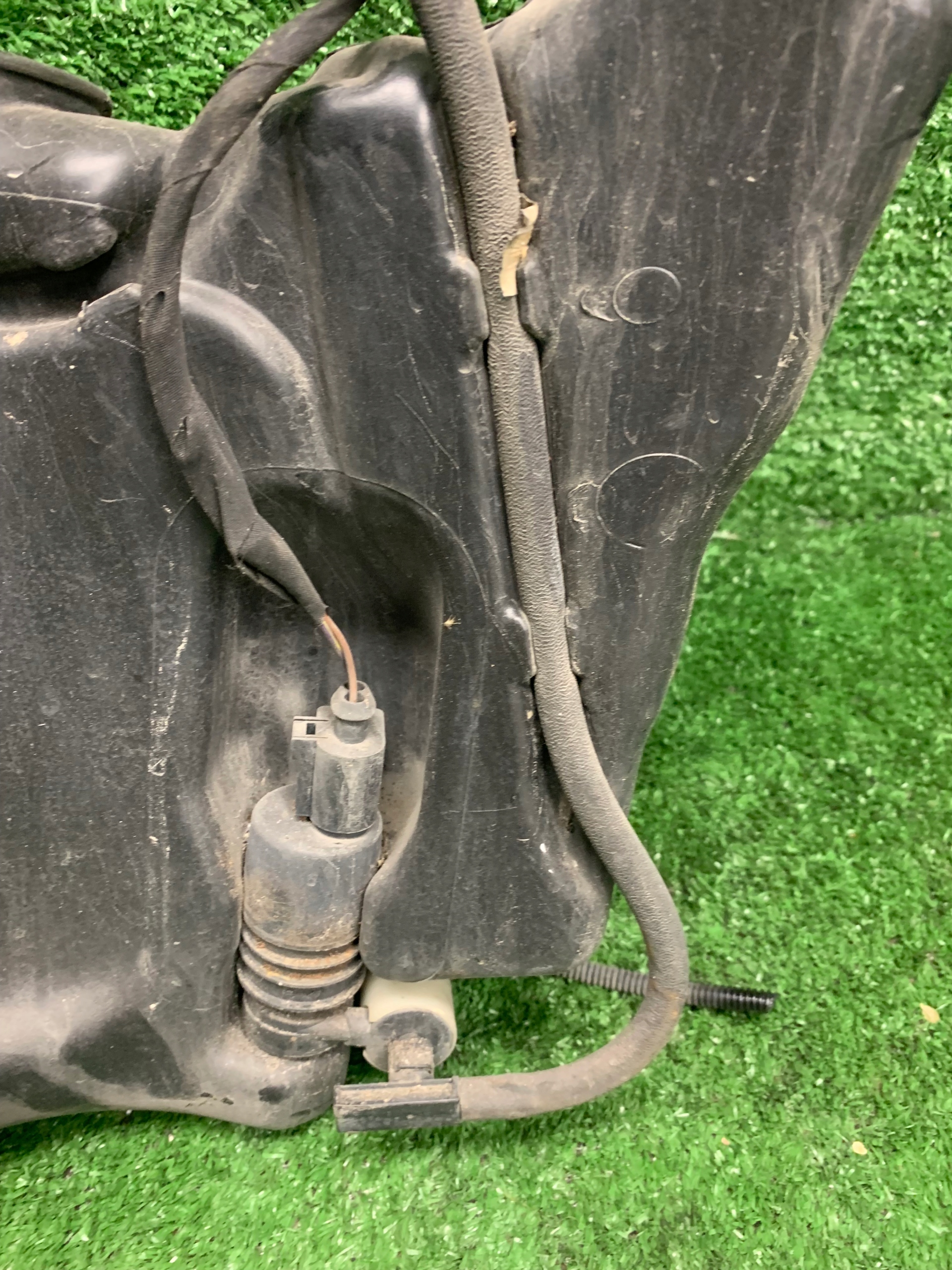 washer fluid tank MERCEDES W204 A2048601760