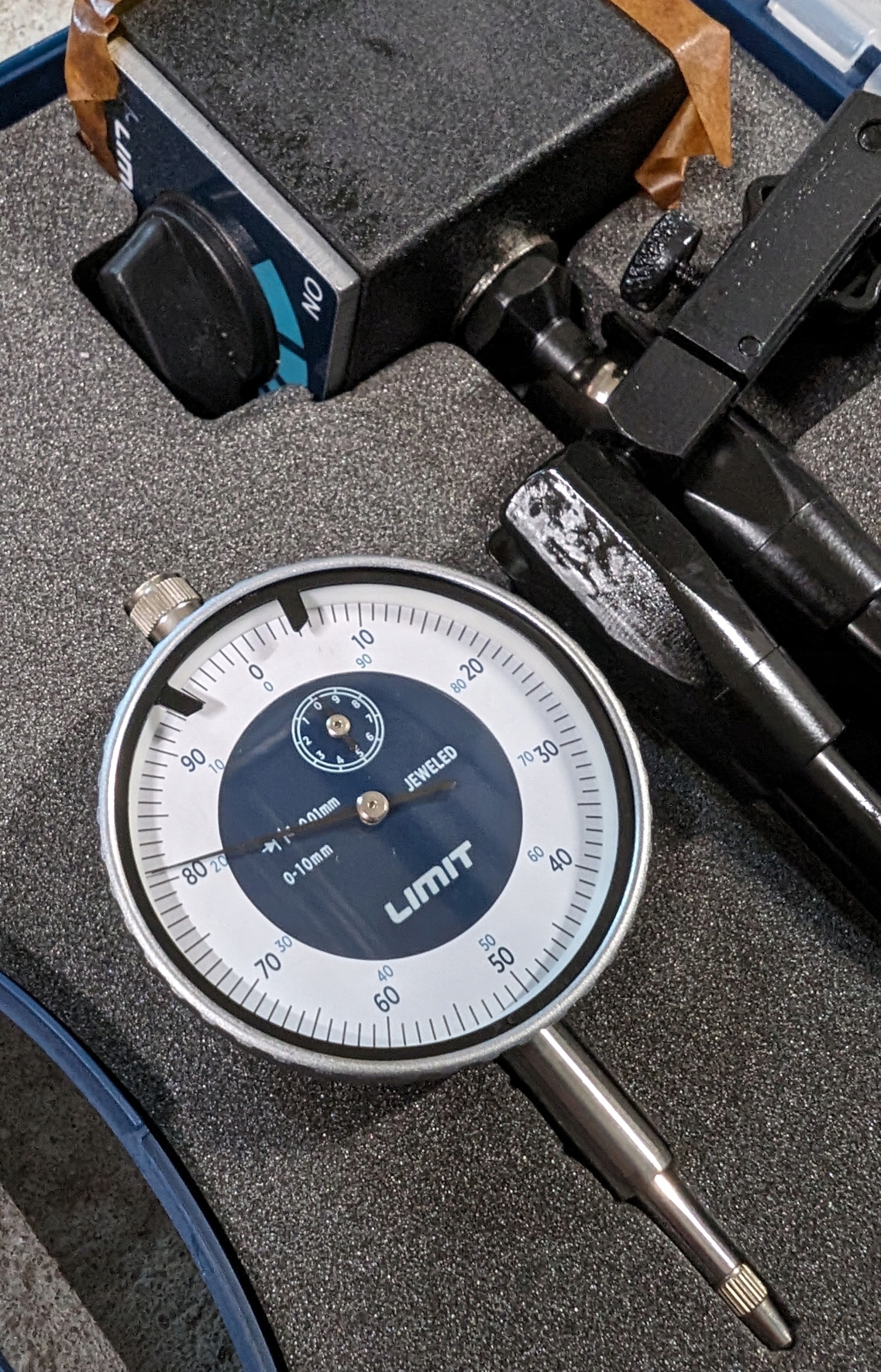 Czujnik zegarowy ze statywem magnetycznym LIMIT Zakres pomiaru 0-100 mm