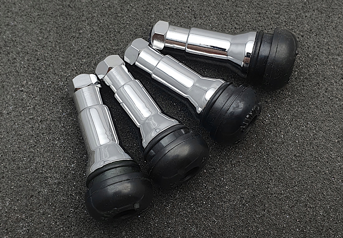 Nakrętki + nakładki na wentyle MERCEDES BENZ CHROM Producent Inny