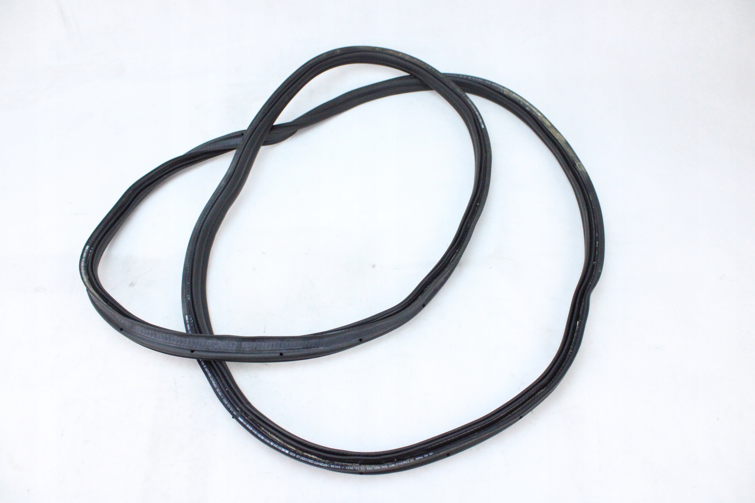 УЩІЛЬНЮВАЧ КРИШКИ БАГАЖНИКА SEAT TARRACOna827705