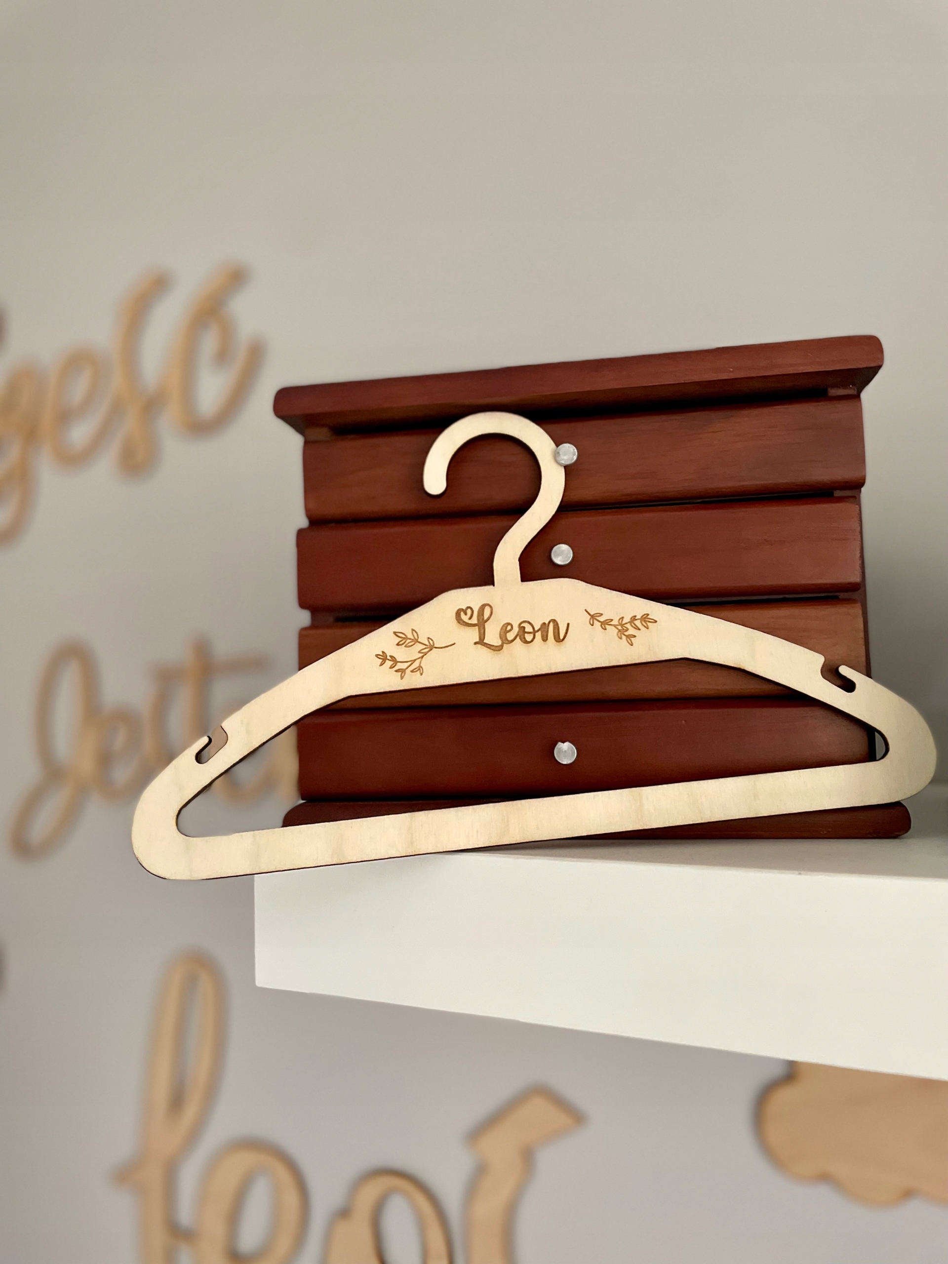 Drewniany Wieszak Dziecięcy z Imieniem Grawer Długość 28 cm