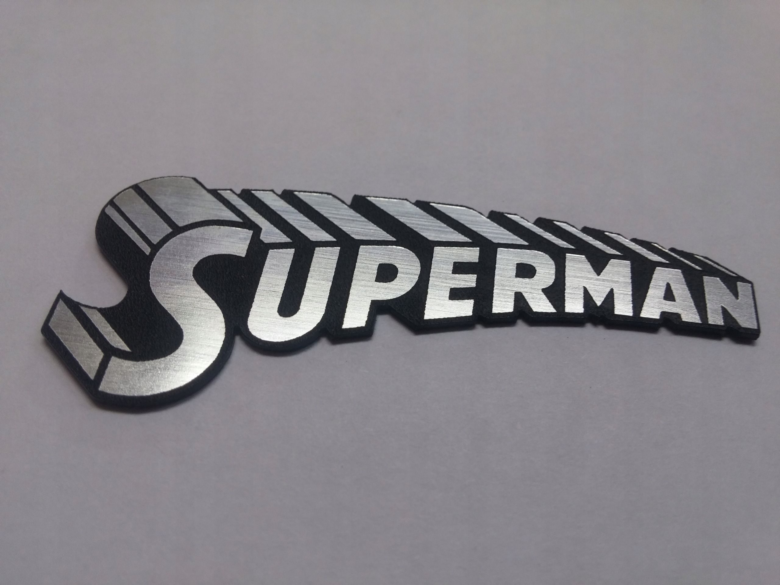 

Superman naklejka emblemat 60 x 25 mm *srebrna