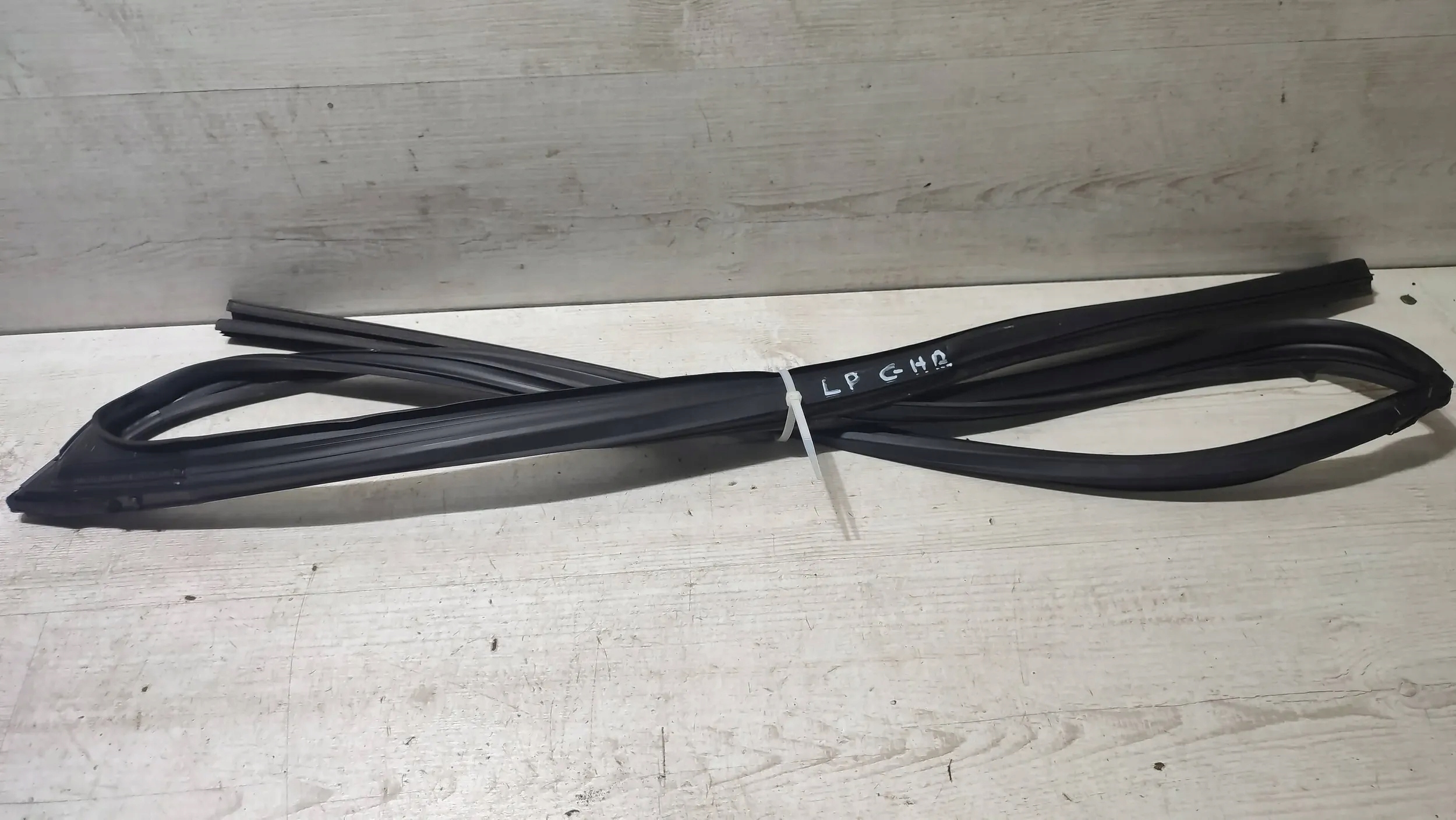 Toyota C-HR and 1.2 19r gasket windows left front