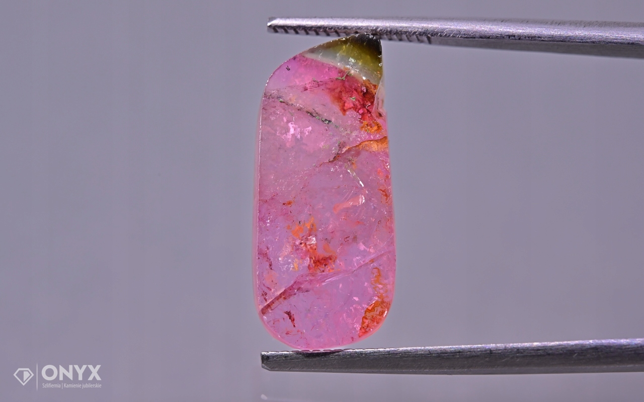 Turmalín nepravidelná deska 18x8,5 mm