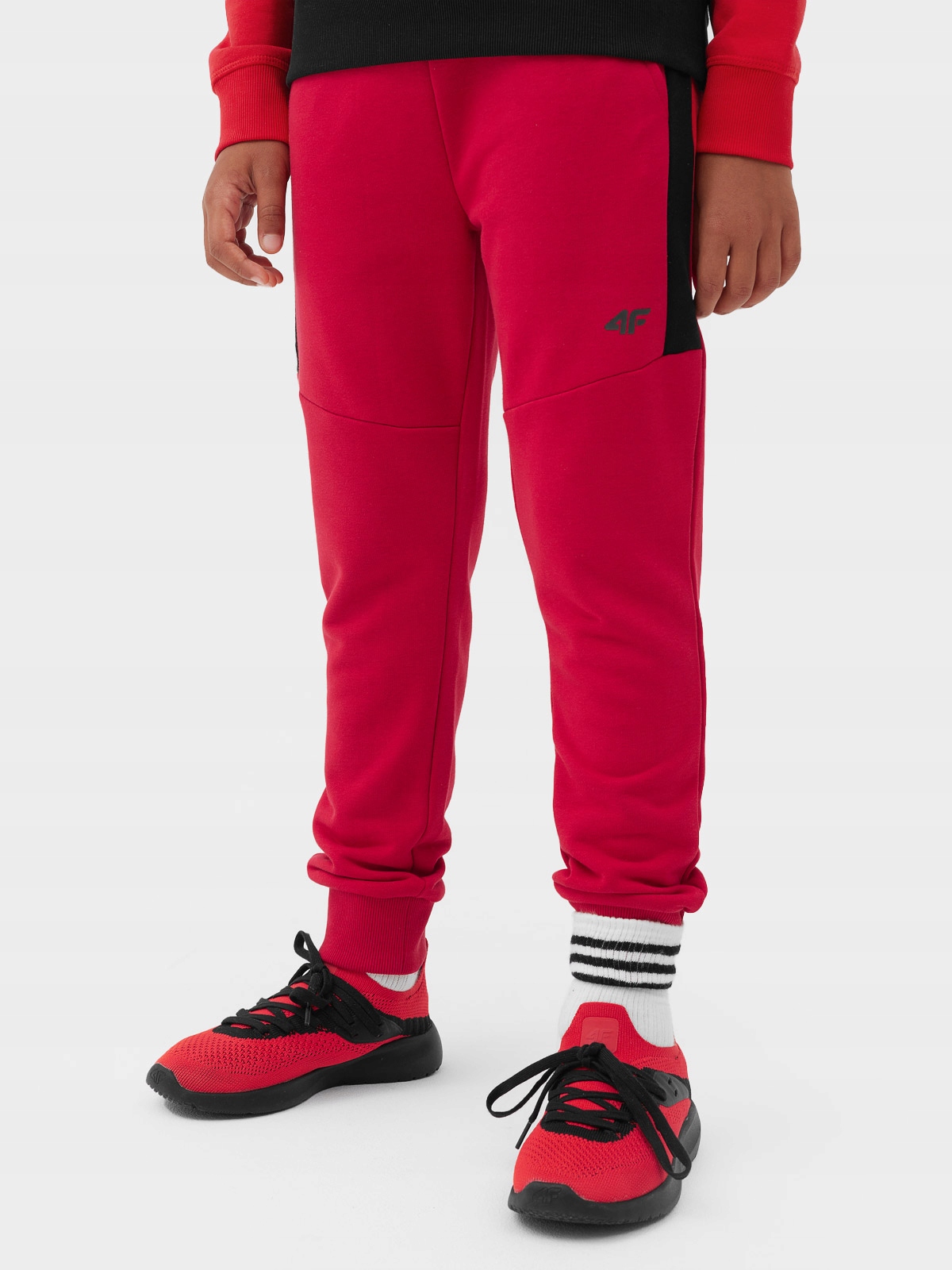 4F SPODNIE CHŁOPIĘCE JOGGERY DRESWOE SPORTOWE DRESY Kod producenta 4FJAW23TTROM414