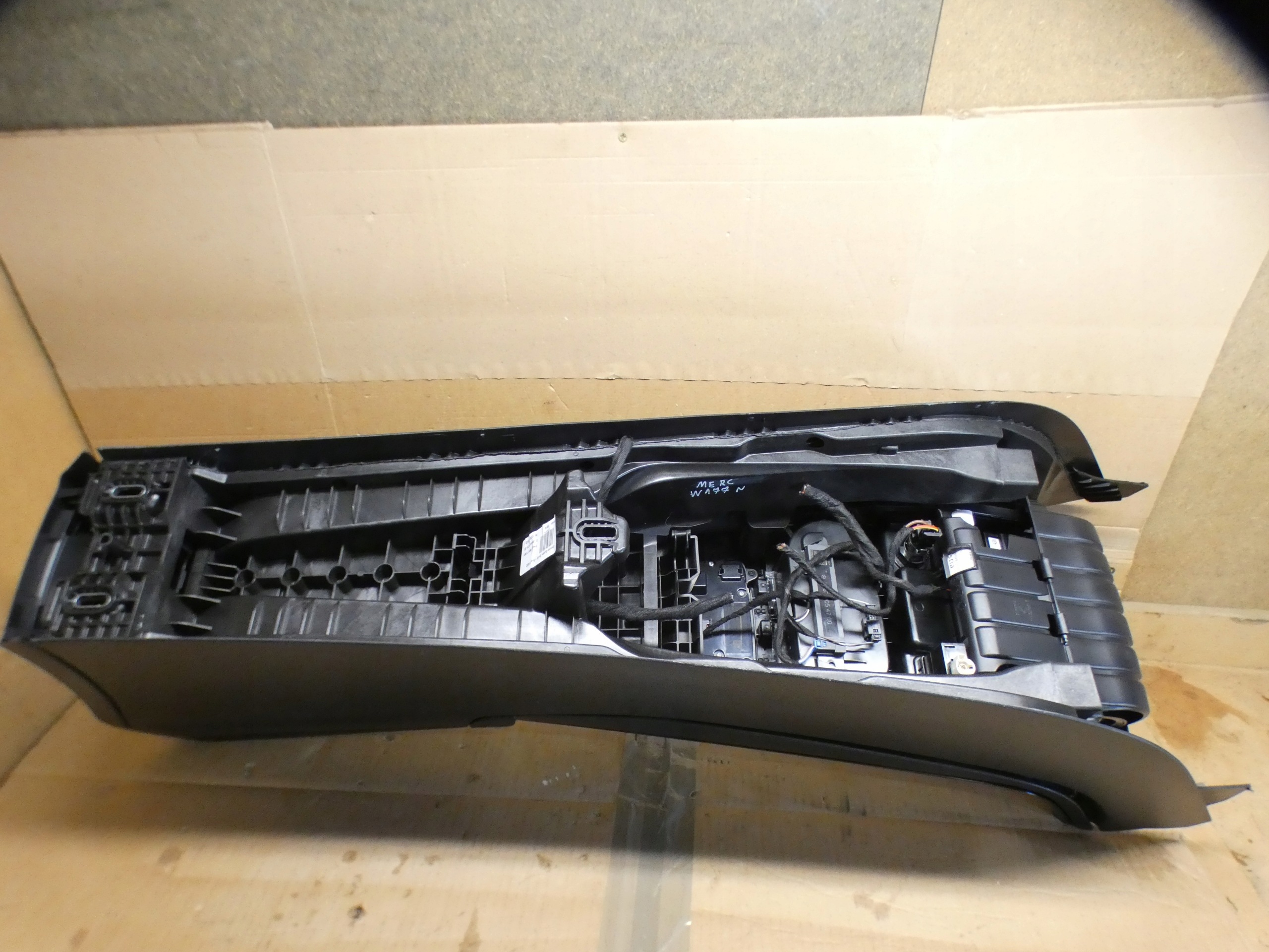 mitteltunnel mitte armlehne MERCEDES A klasse W177 18- HB