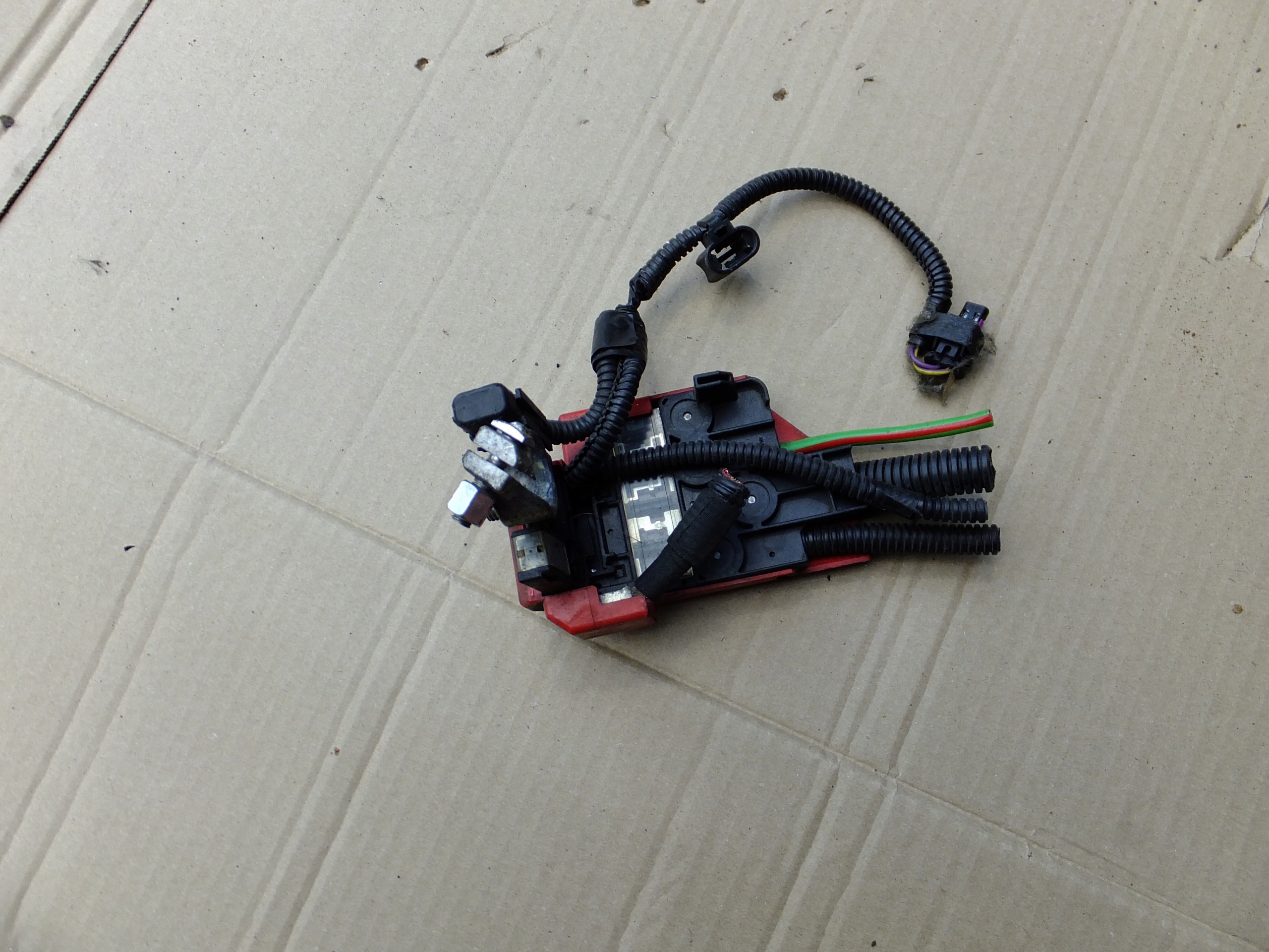 Borne Positif ford b-max 1,0 2013r