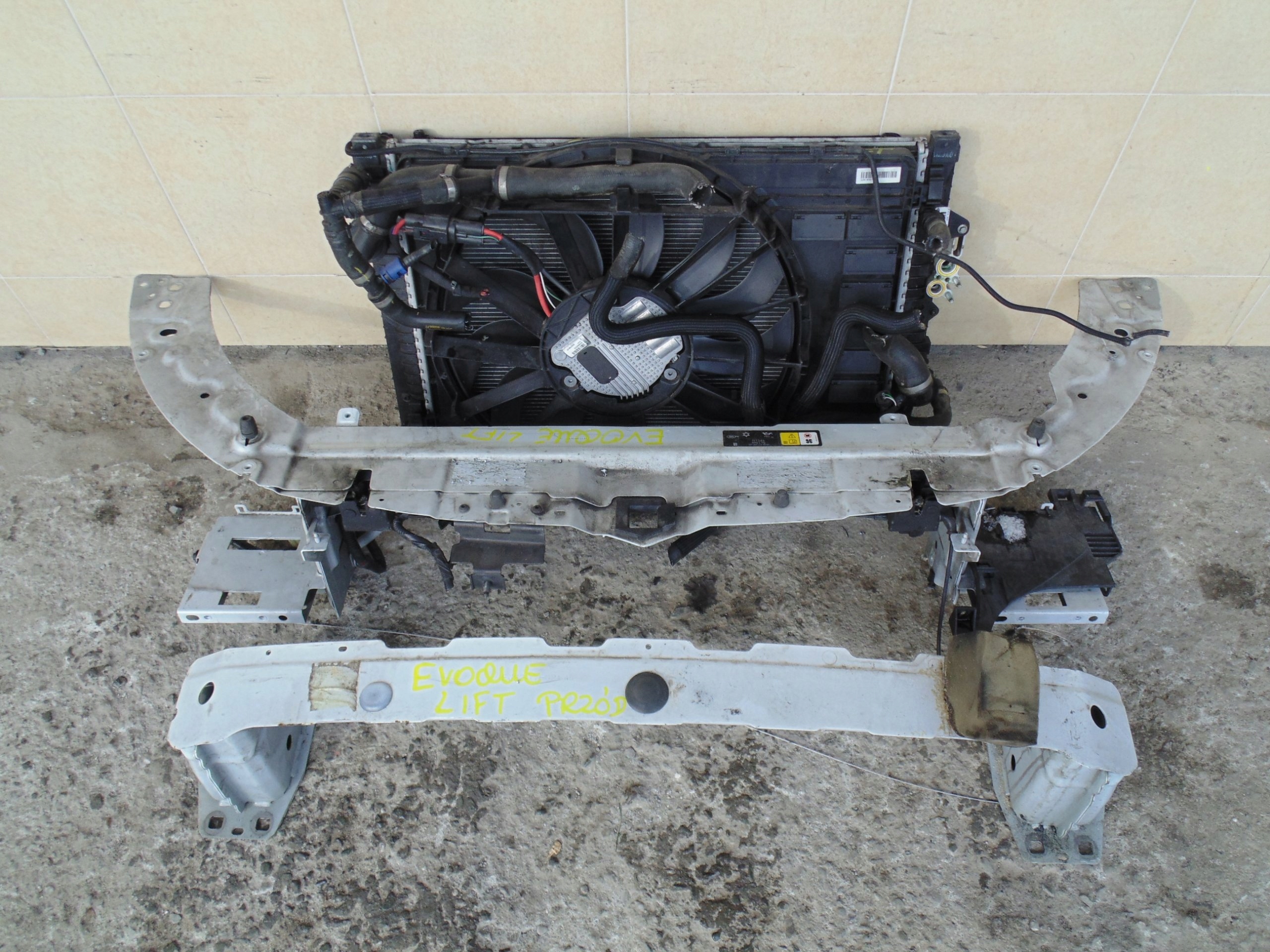 face avant traverse radiateur EVOQUE LIFT 16R.