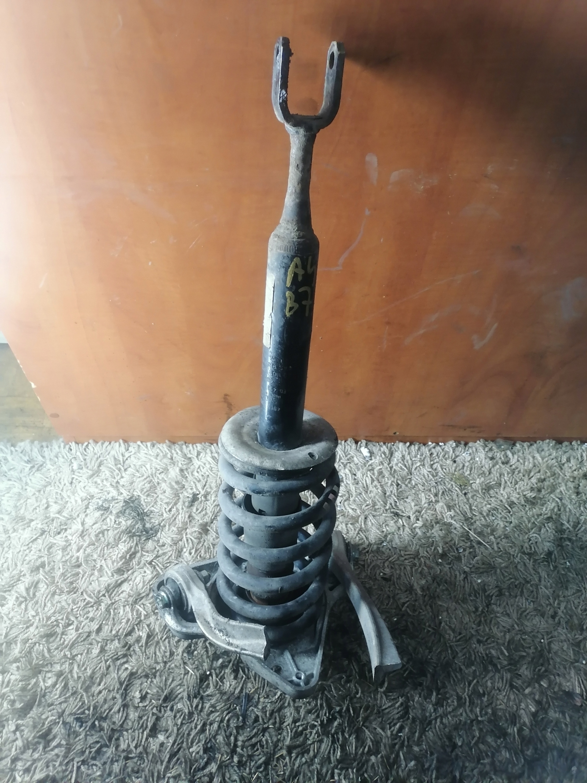 shock absorber front AUDI A4 B7 2.5 TDI 8E0413031DA