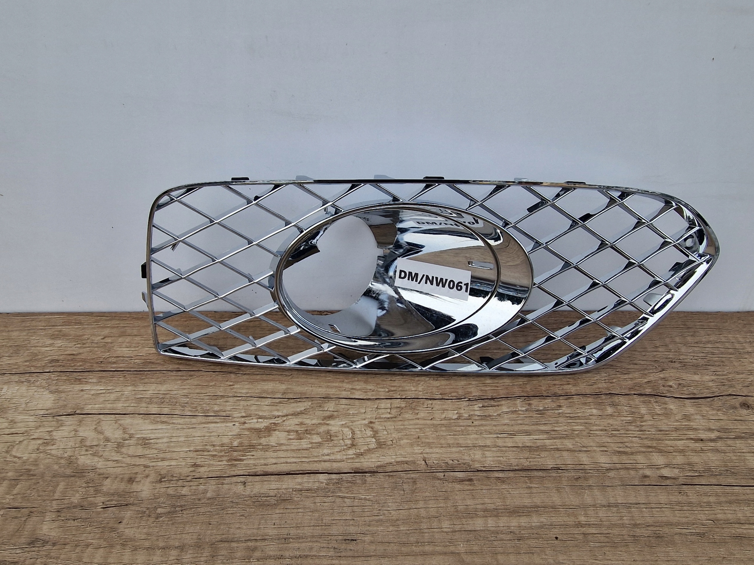 36A807682 - BENTLEY BENTAYGA ПРАВА РЕШІТКА БАМПЕРА ХРОМ