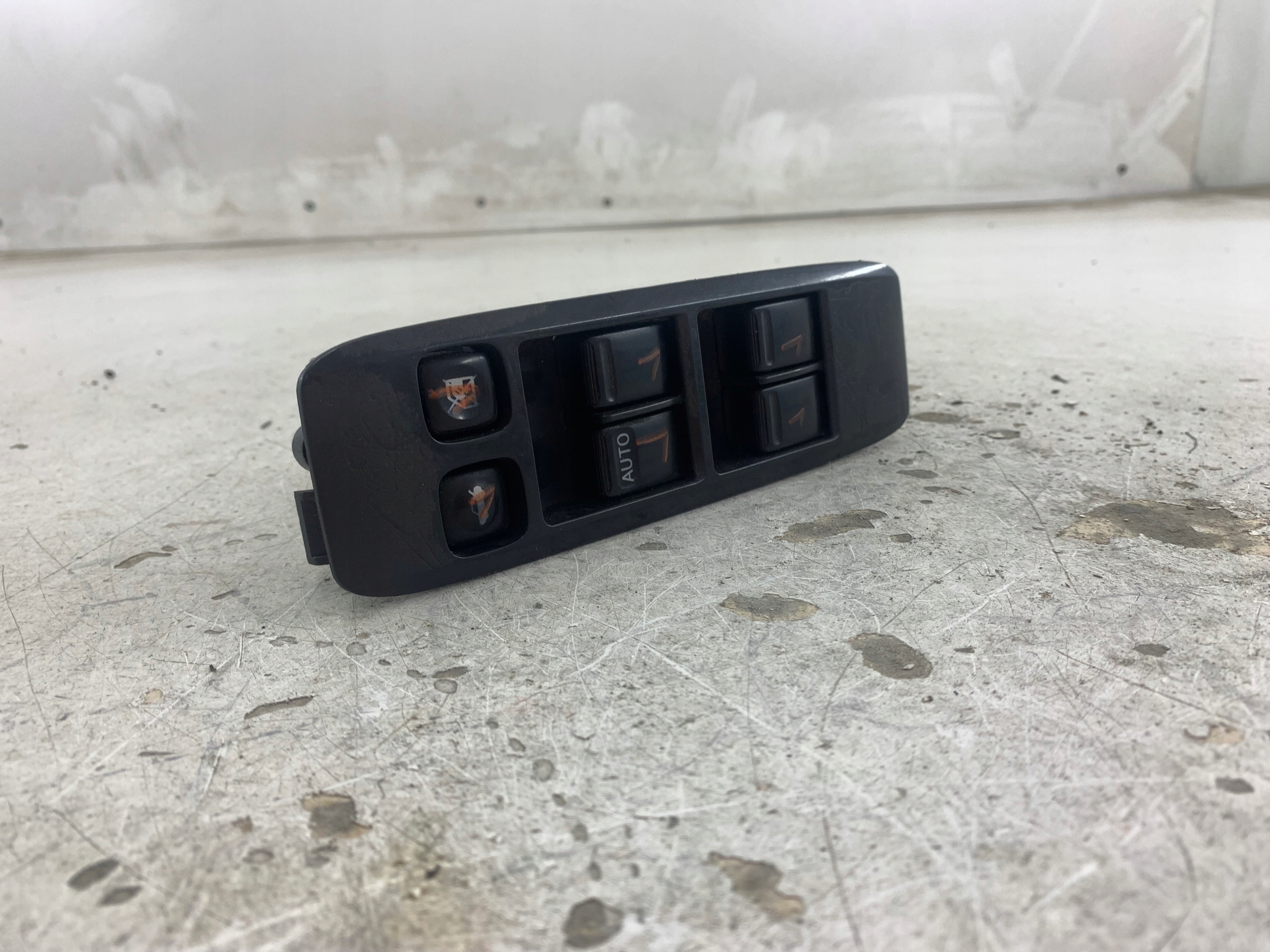 NISSAN PRIMERA P12 PANEL okna levý předek 25401AV640