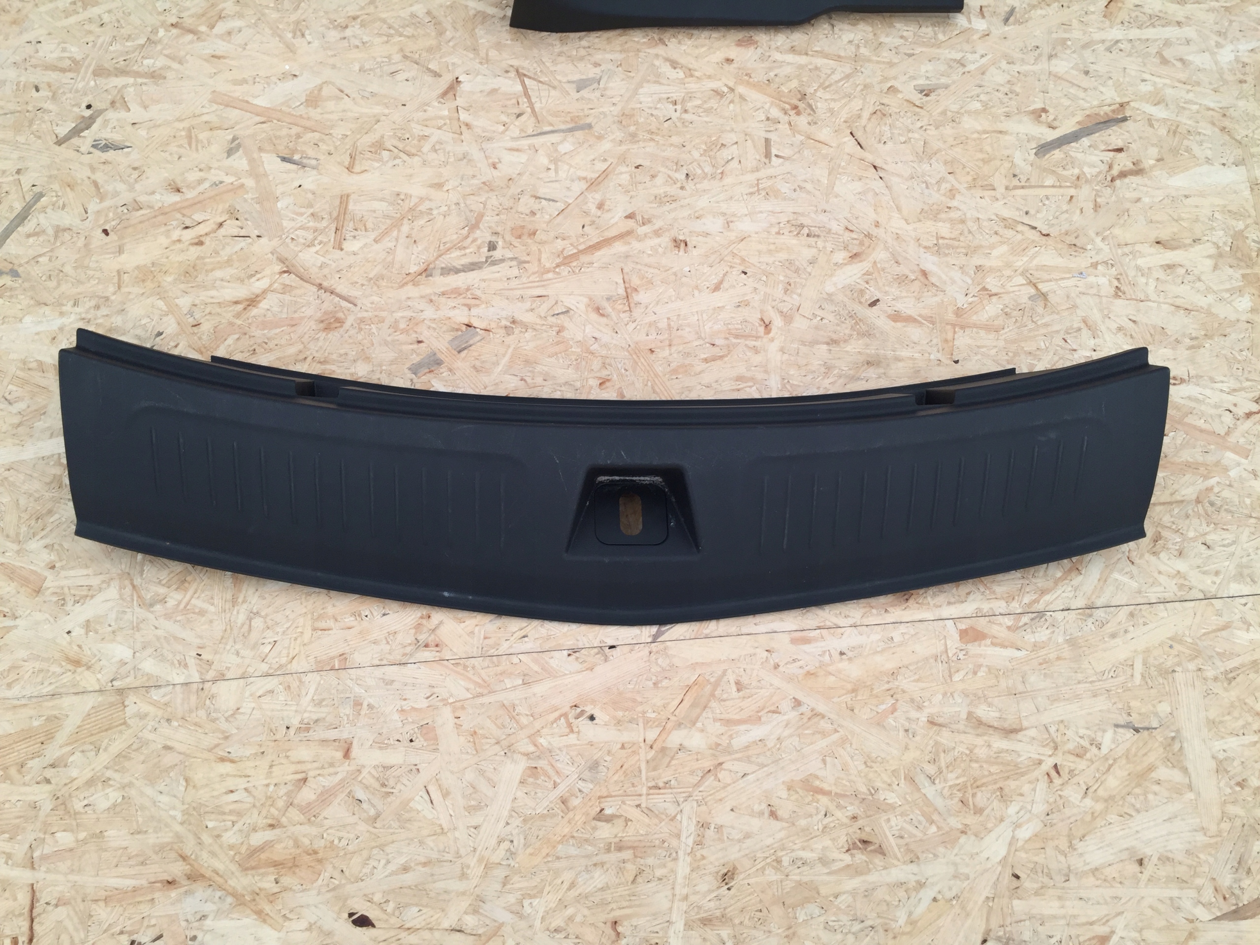 CADILLAC XT5 16 17 ПЛАСТИК ЗАДНИЙ БАГАЖНИК РЕМЕНЬ