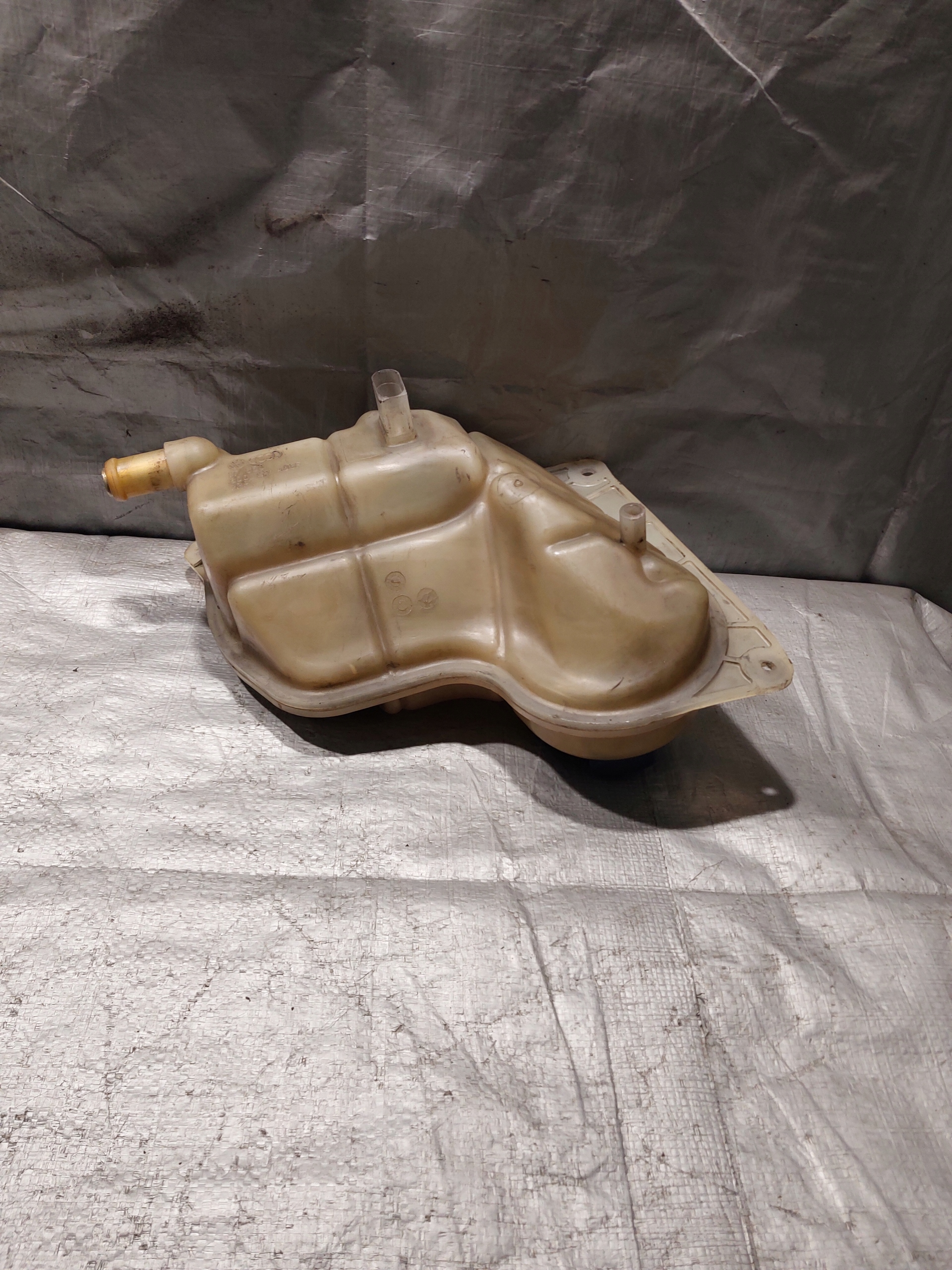 Volkswagen OE 8D0121403F Scheibenwaschbehälter