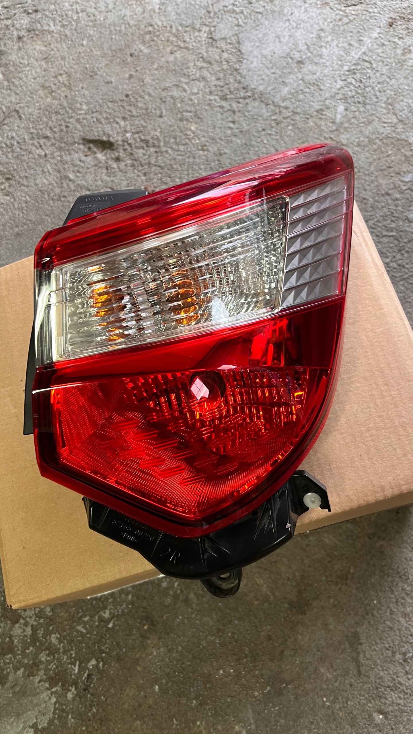 TOYOTA YARIS III 2020r LAMPA TYLNA PRAWA LEWA