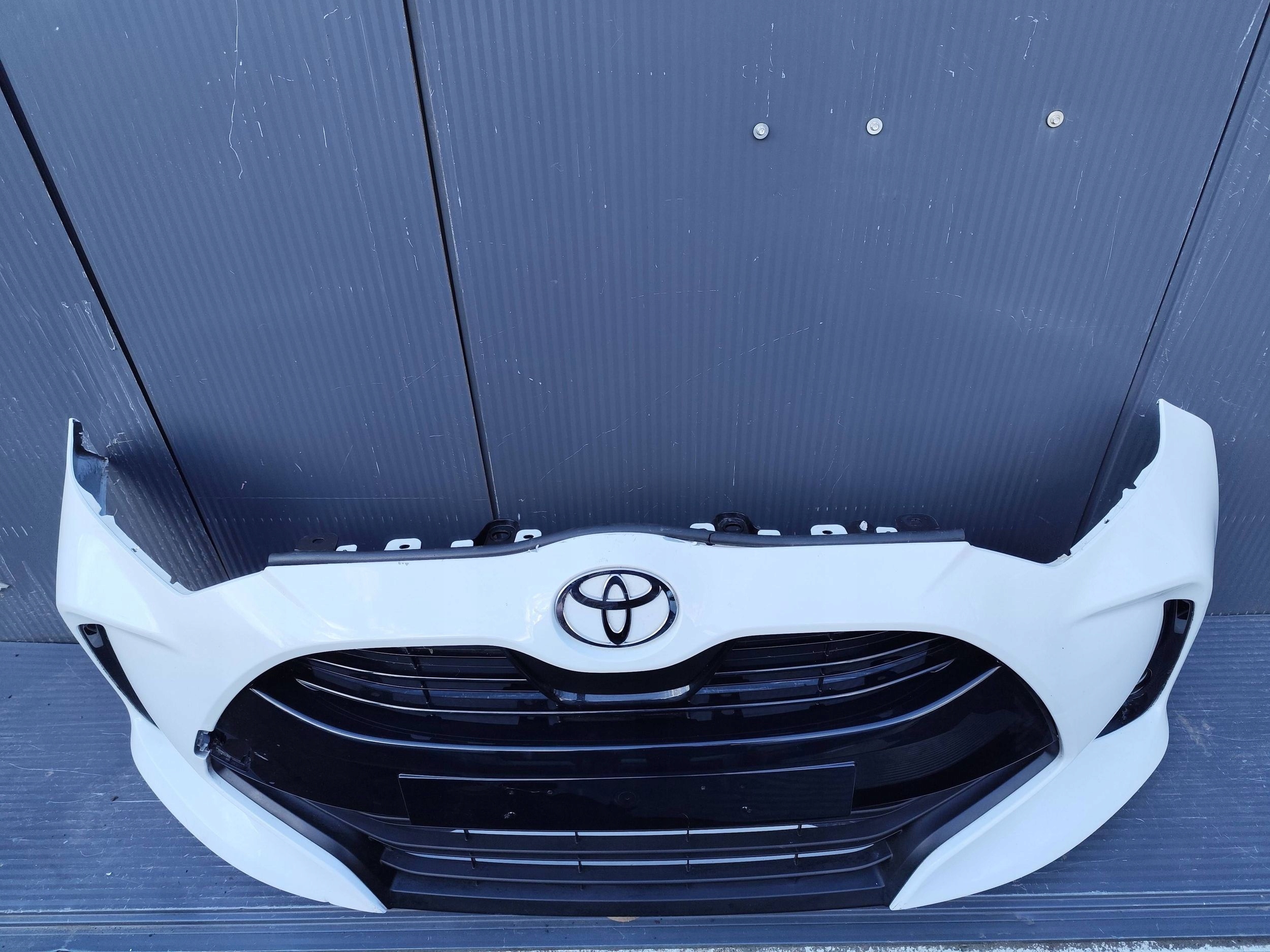 TOYOTA YARIS IV front bumper complete DEMONTAZ