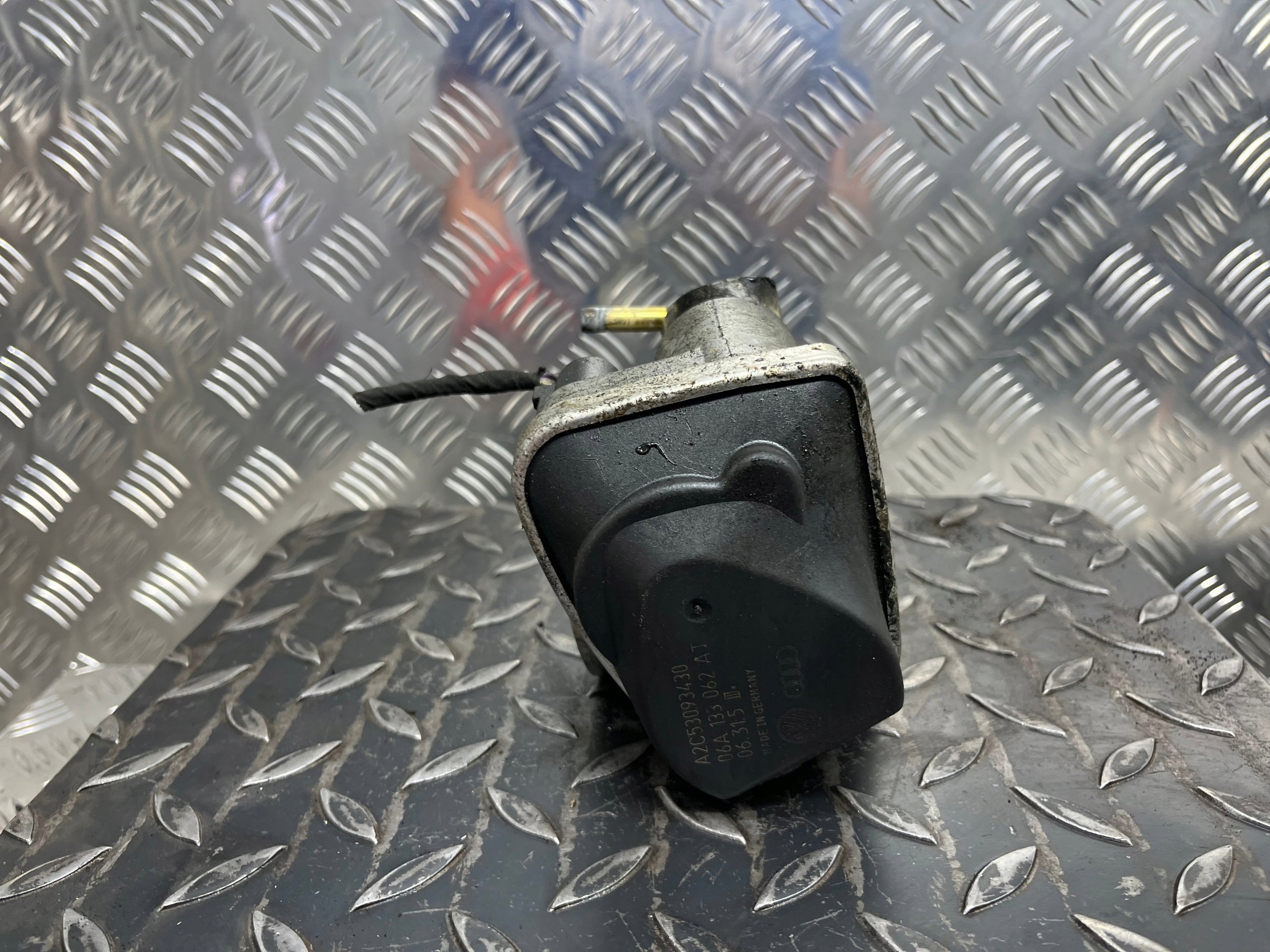 throttle flap VOLKSWAGEN GOLF 5 plus 06A133062AT