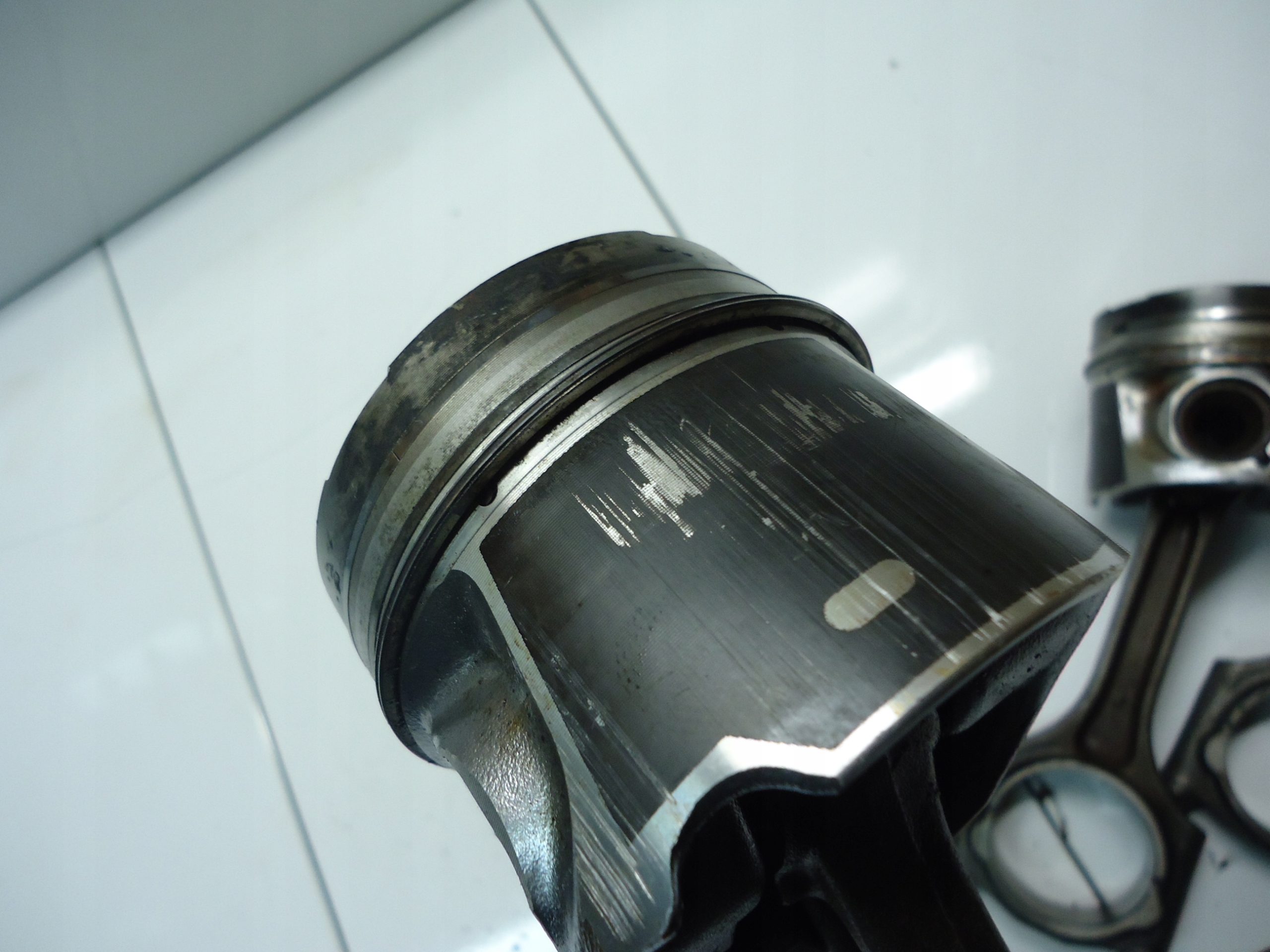 VOLVO S40 S60 V50 2.0 D3 D5204T3 Piston avec bielle