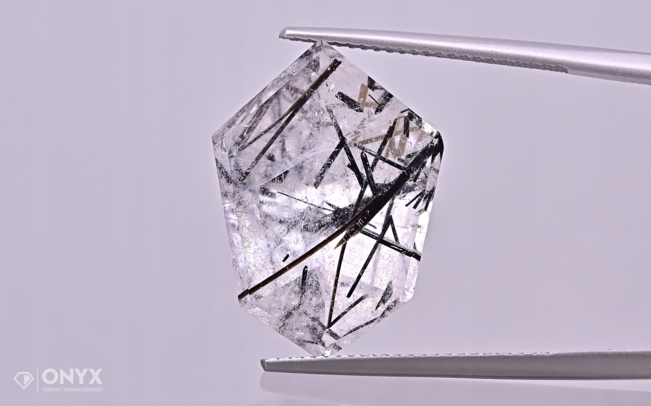 Křemen s turmalínem fazetovaný nepravidelný 21,5x15,5 mm