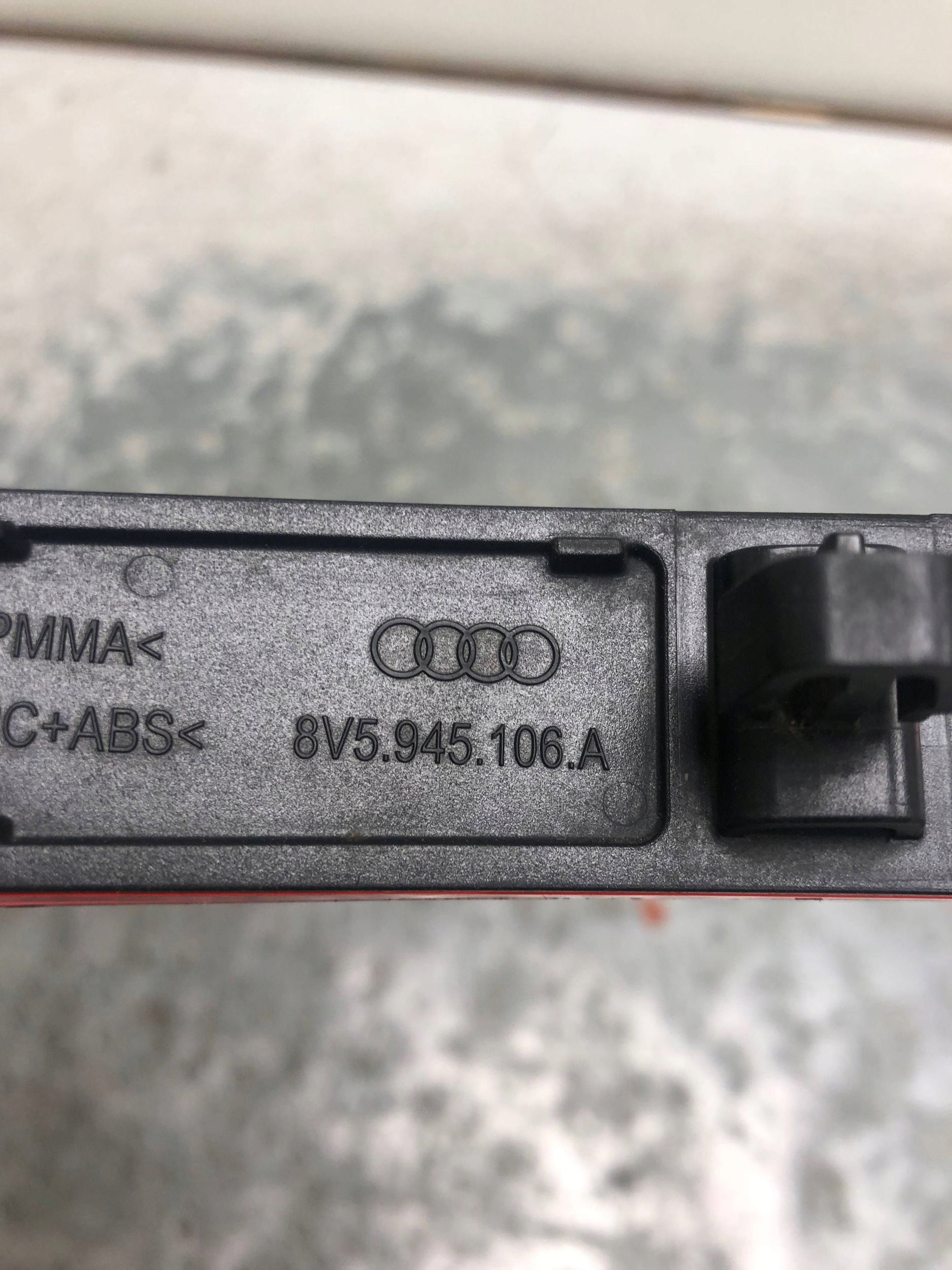 ODBLASK der Stoßstange links heck AUDI A3 8V Sedan 8V5945105A