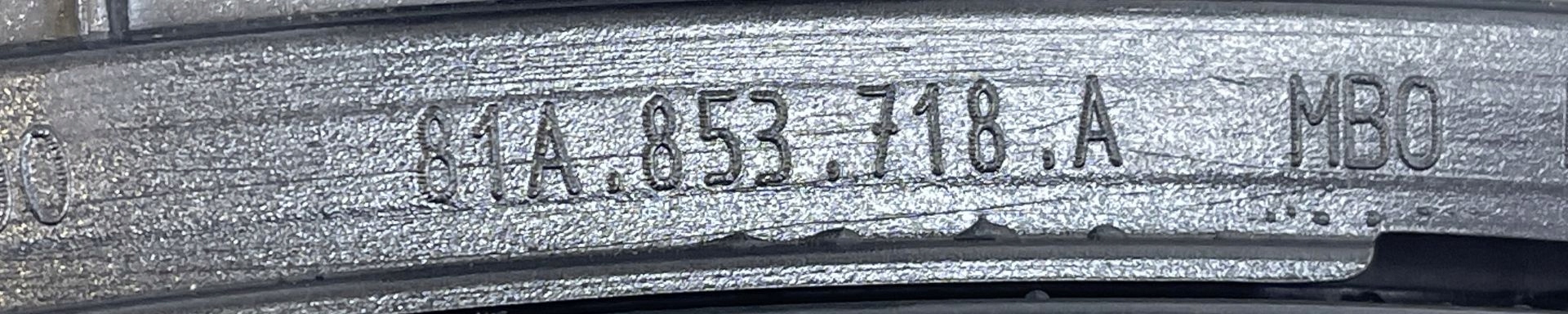 L25 AUDI Q2 81A lišta blatníku pravý předek 81A853718A