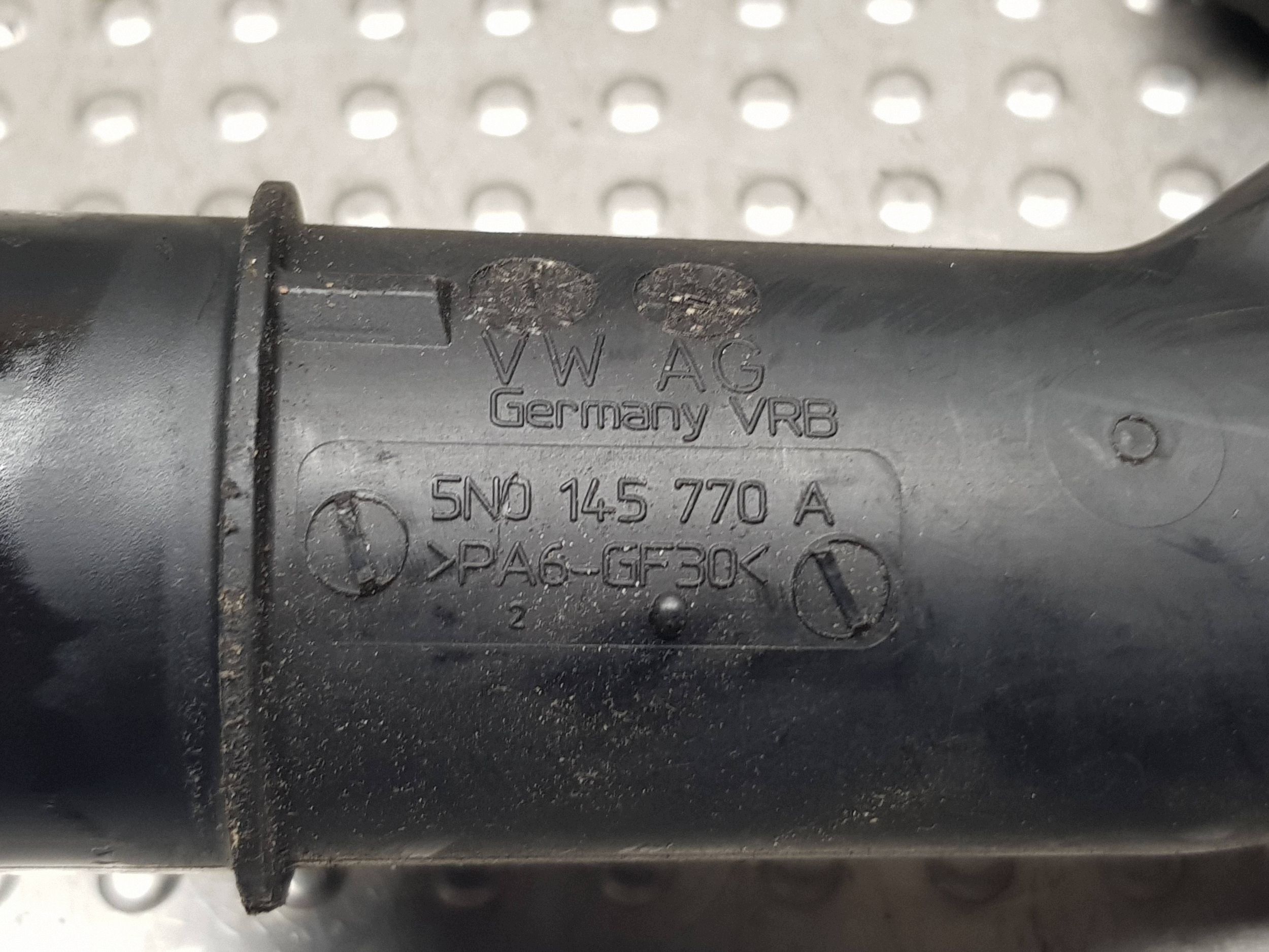 tömlő cső intercooler 5N0145770A VW PASSAT B6 A3 8P GOLF VI EOS 2.0 TDI