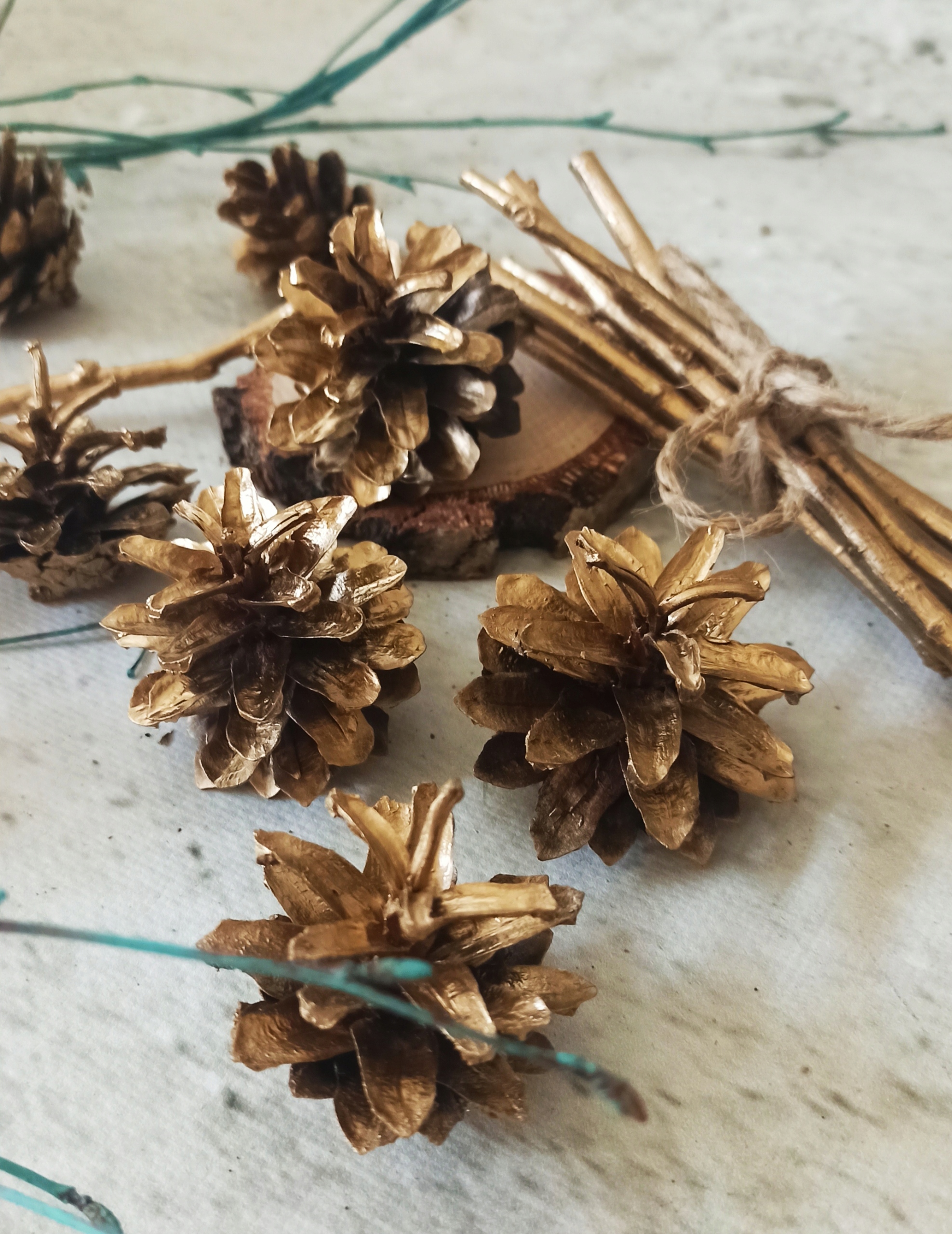 SZYSZKI SOSNOWE ZŁOTE DO DEKORACJI I OZDÓB 12szt. Marka inna