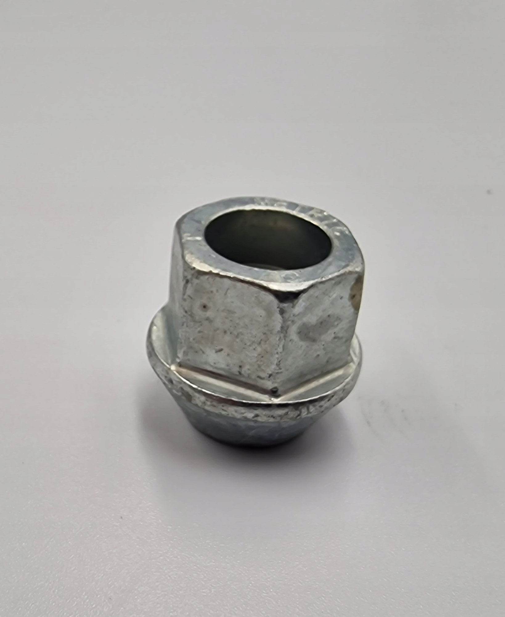 Oryginalna szpilka koła z nakrętką Opel Astra J Kod producenta 9599489