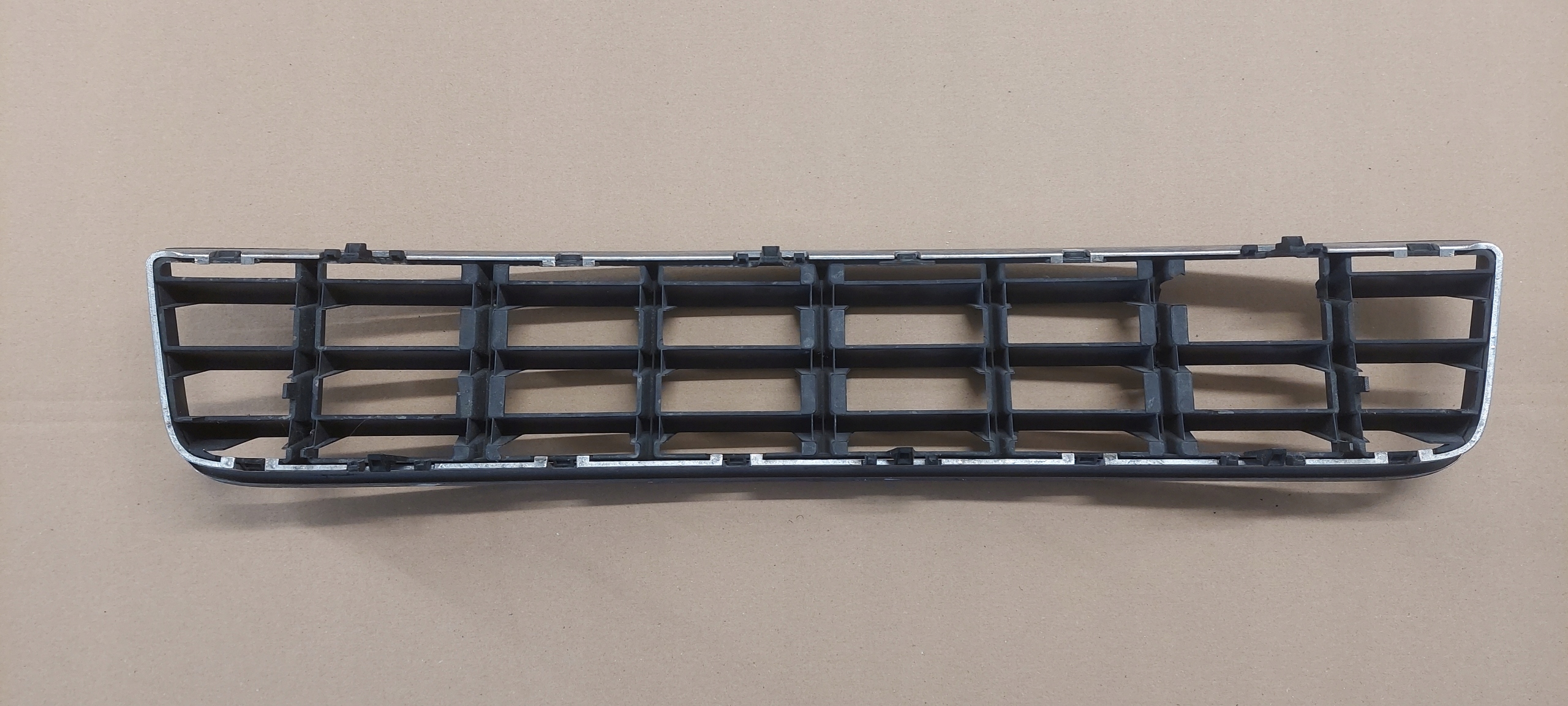 grid of a bumper front AUDI A4 B6 KABRIO 8H0807647