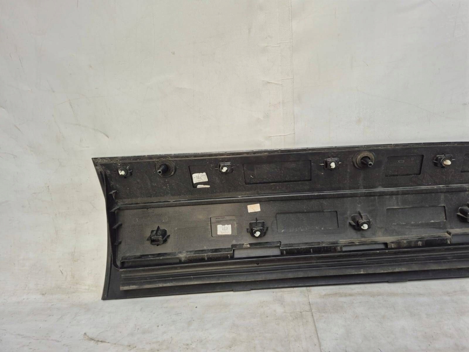 JAGUAR and-PACE 19- moulding door left front front J9D3-21065-A