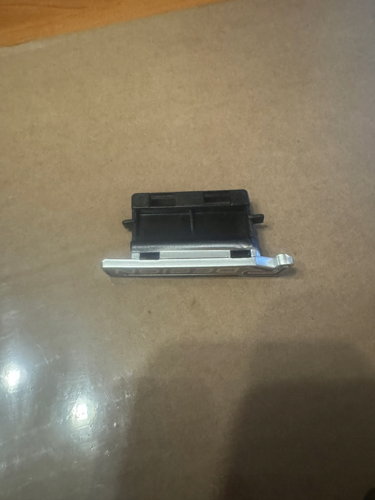 Emblemat logo R-Design na grill Volvo OE 31290606 Marka Volvo