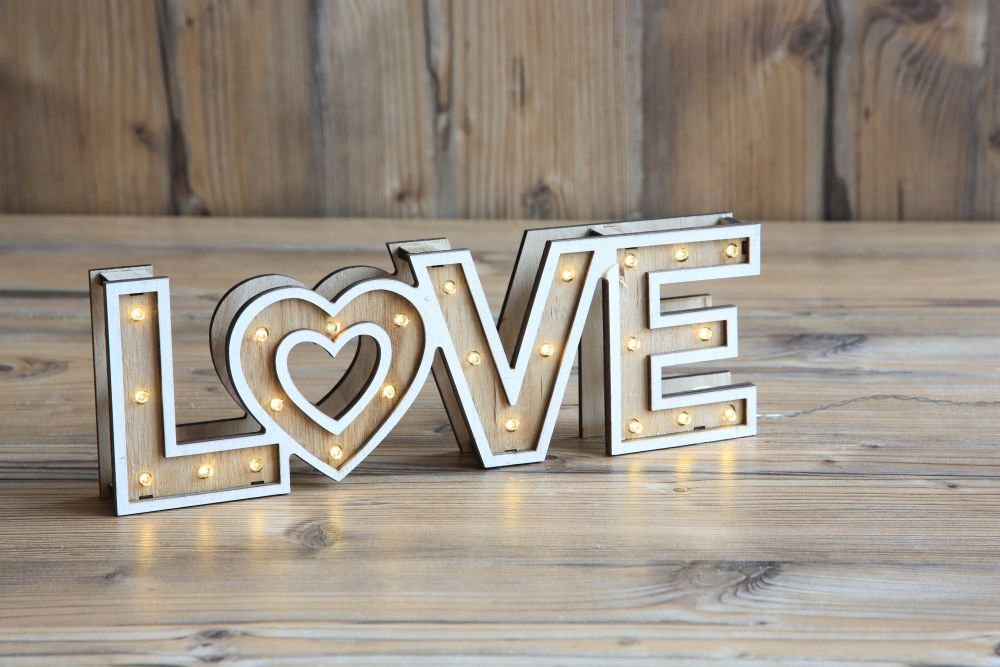 Dekoracyjny podświetlany napis LOVE na stolik Marka Globo
