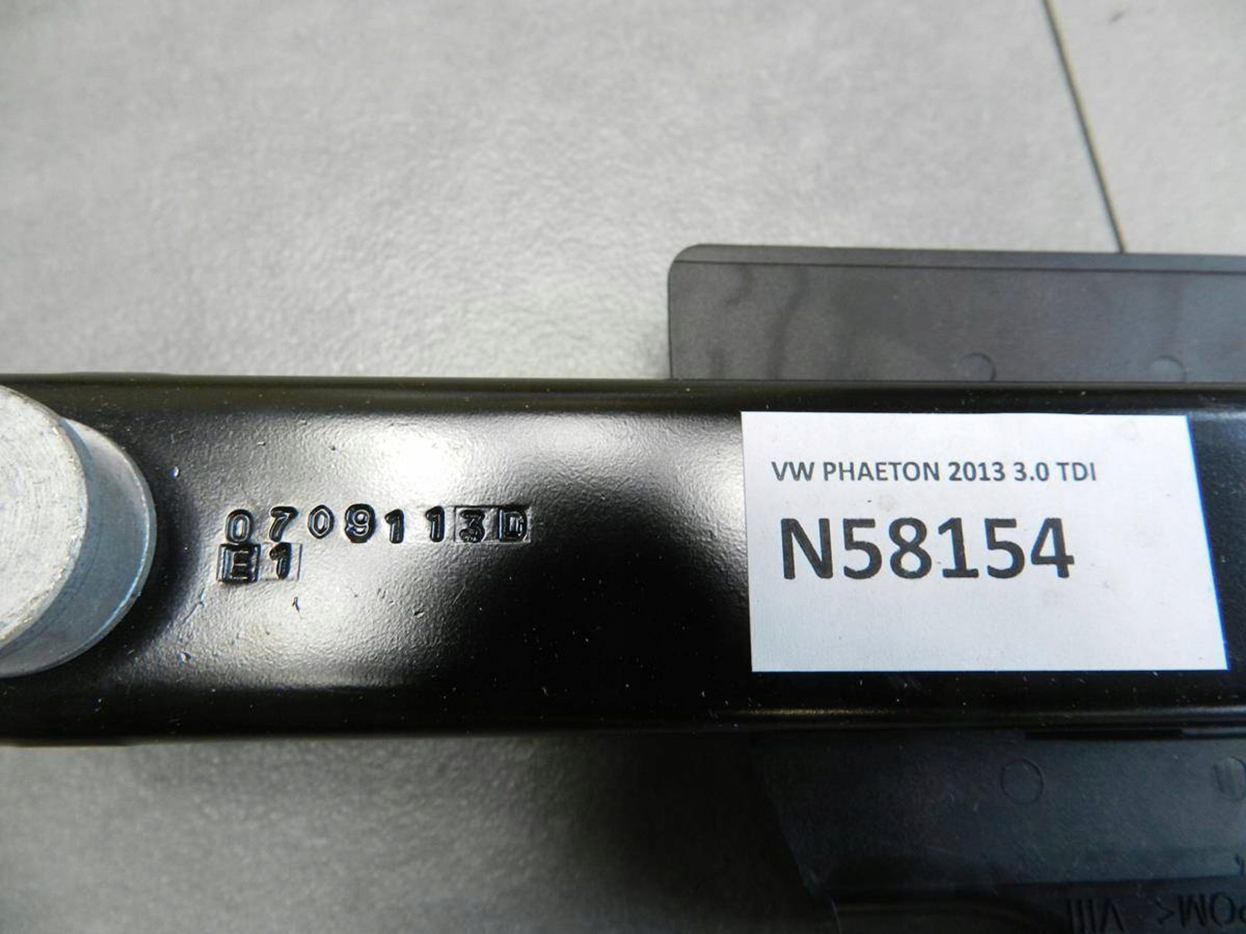 Volkswagen Phaeton REGULACJA supports 560973354D