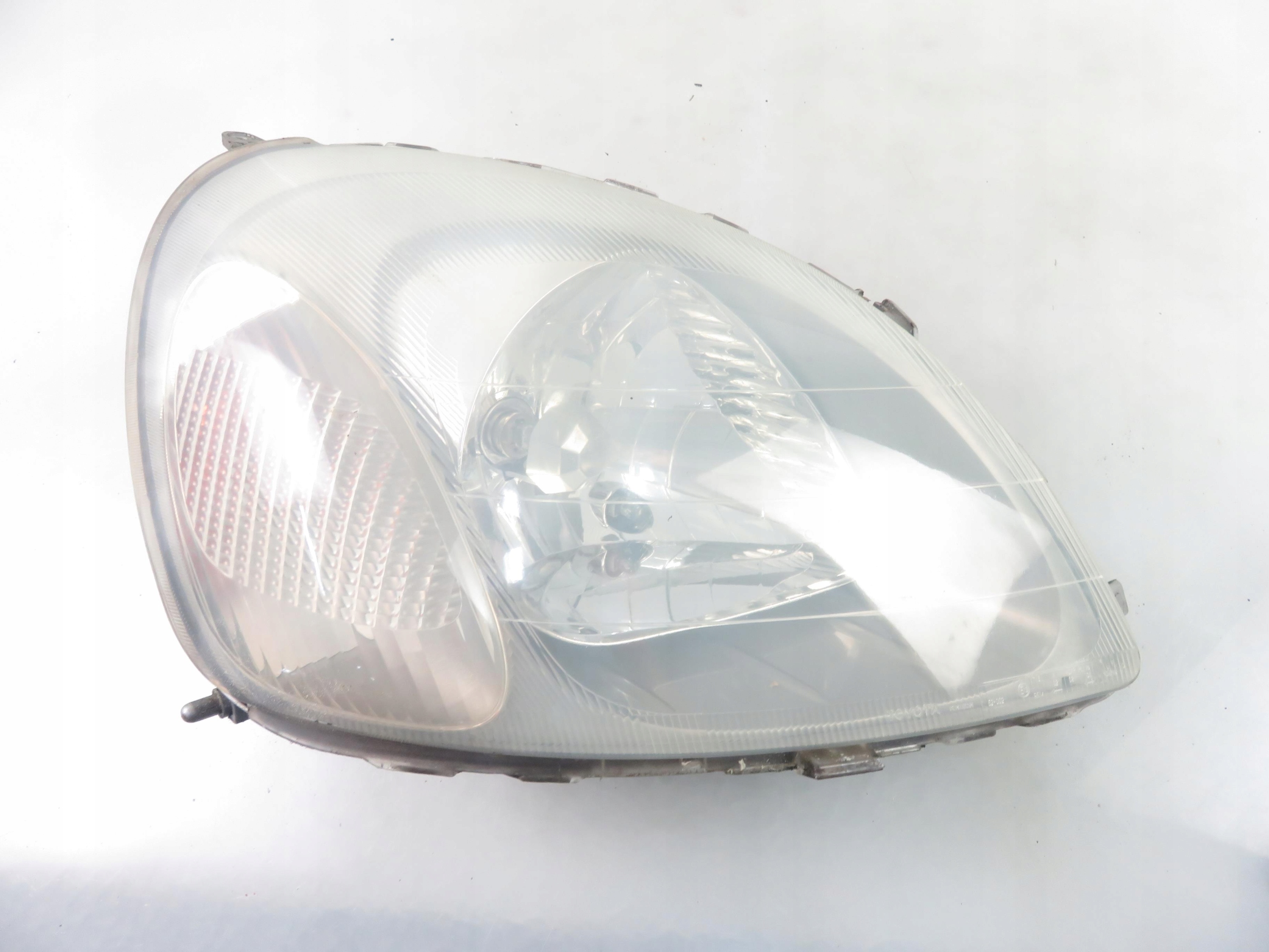 ФАРА ПРАВА ПЕРЕДНЯ TOYOTA YARIS I