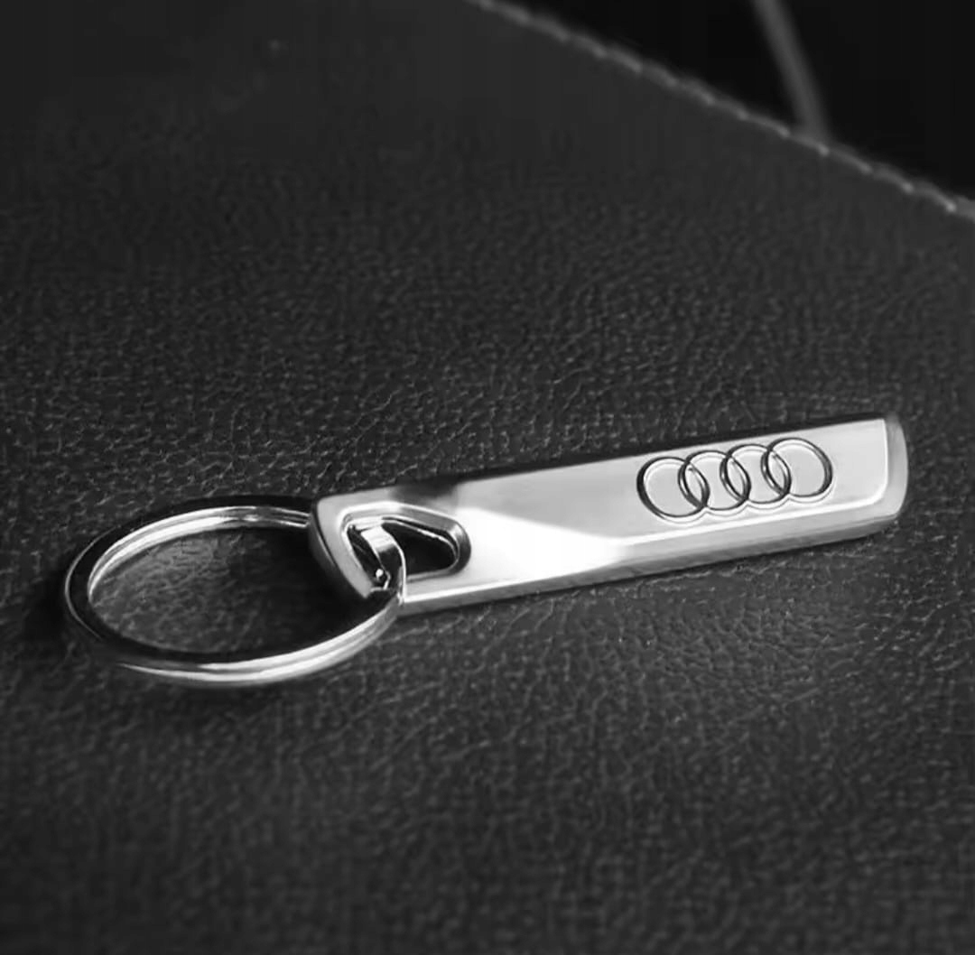 Brelok metalowy Audi – logo , srebrna satyna, minimalistyczny