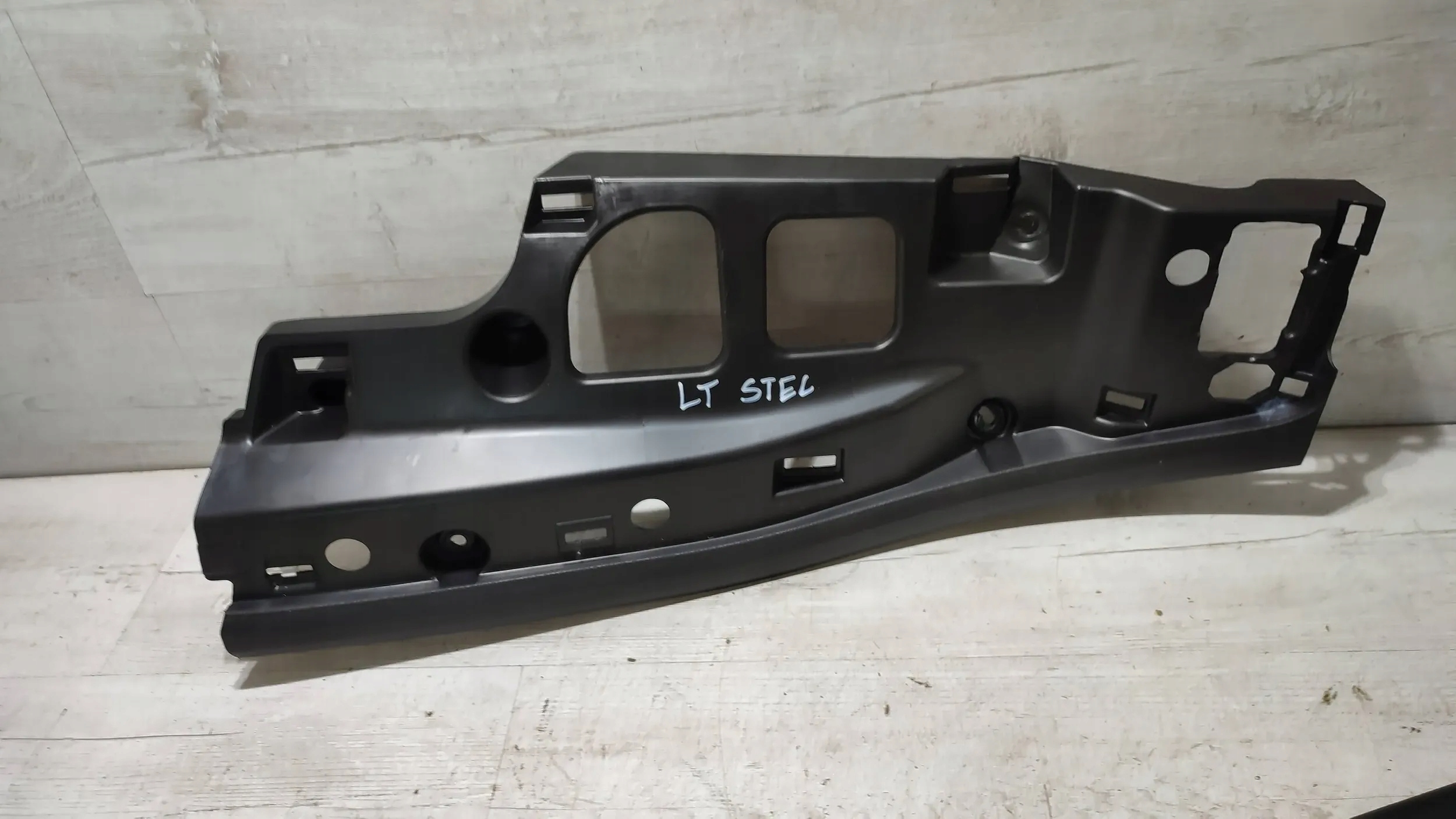 Alfa Romeo Stelvio 2.0T 21r. holder kanapy left rear part